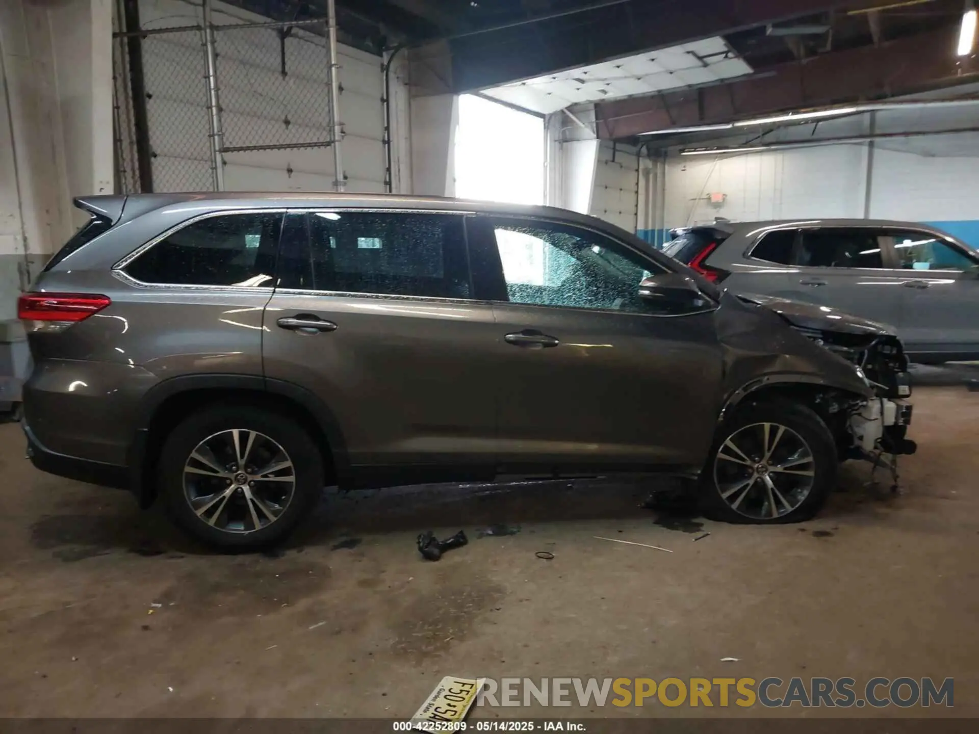 13 Photograph of a damaged car 5TDBZRFH7KS728639 TOYOTA HIGHLANDER 2019