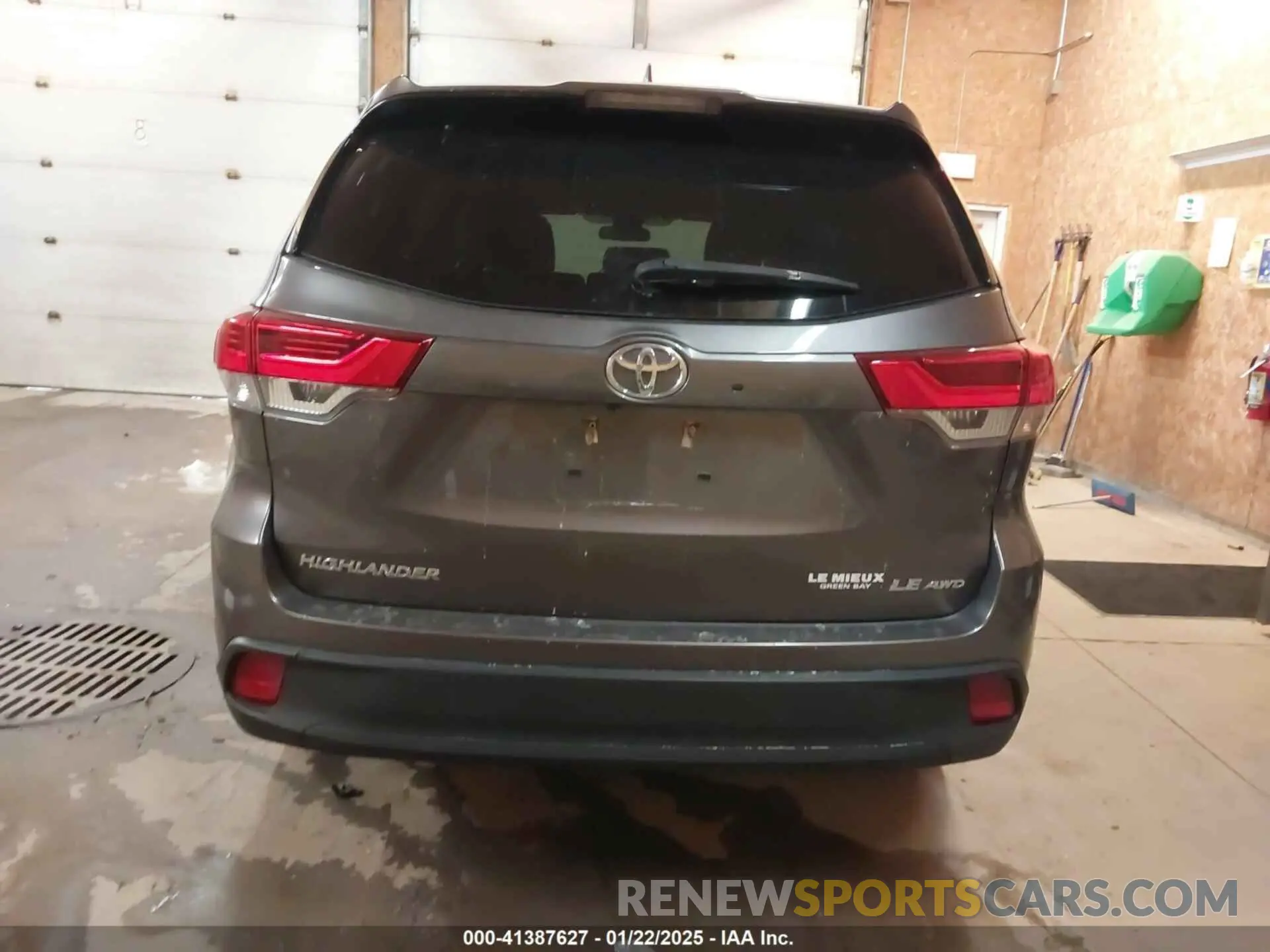 17 Photograph of a damaged car 5TDBZRFH7KS922457 TOYOTA HIGHLANDER 2019