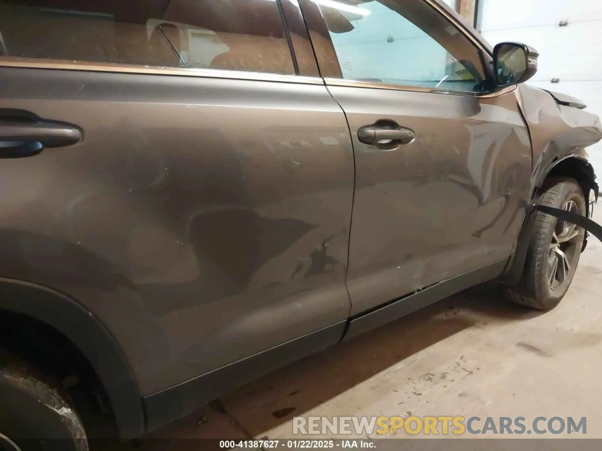 18 Photograph of a damaged car 5TDBZRFH7KS922457 TOYOTA HIGHLANDER 2019