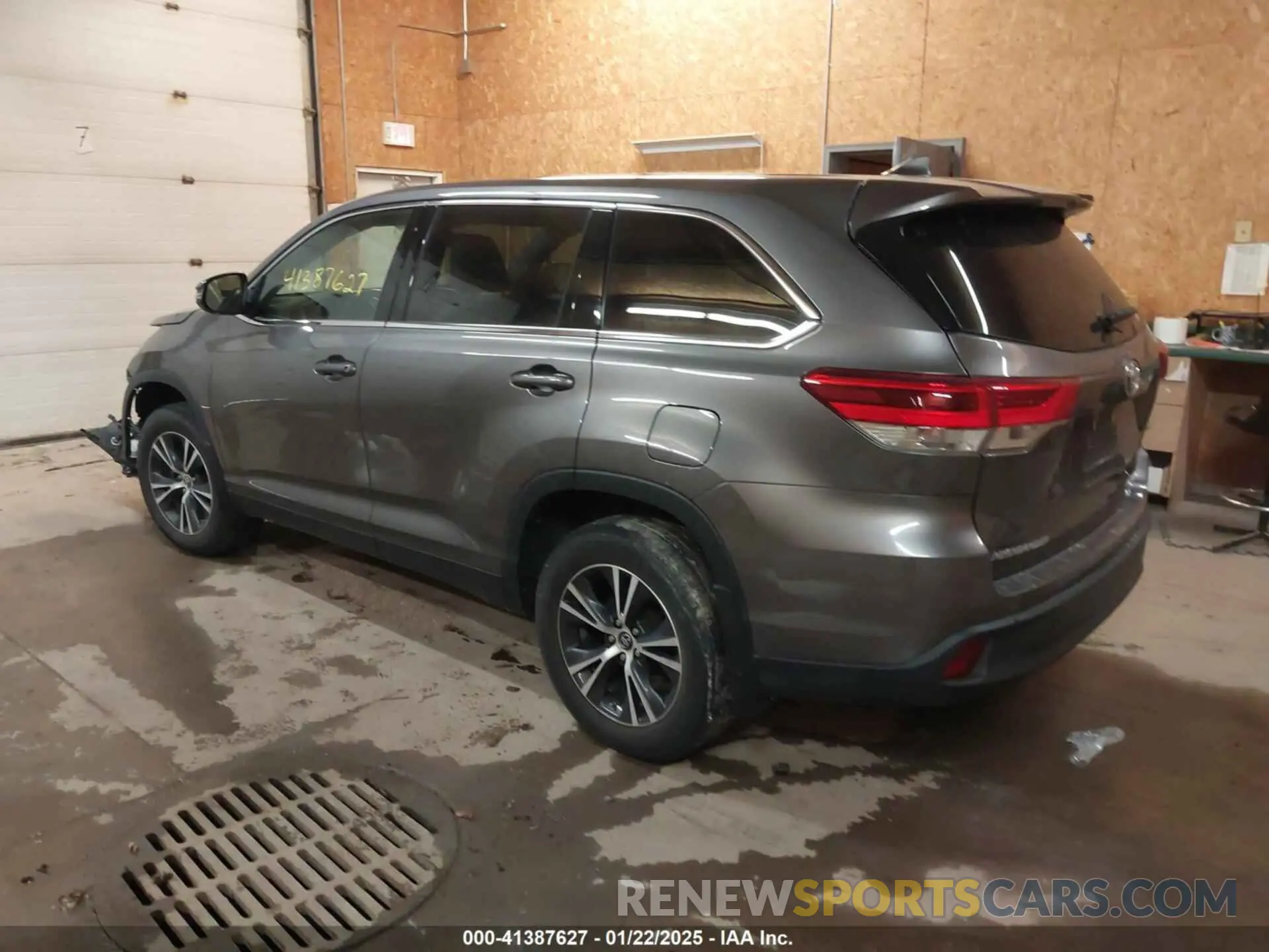 3 Photograph of a damaged car 5TDBZRFH7KS922457 TOYOTA HIGHLANDER 2019
