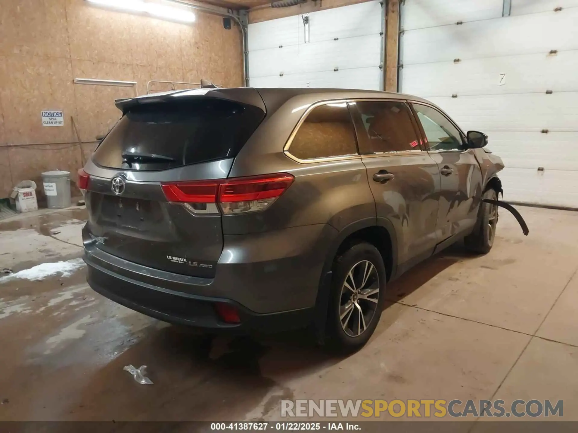 4 Photograph of a damaged car 5TDBZRFH7KS922457 TOYOTA HIGHLANDER 2019