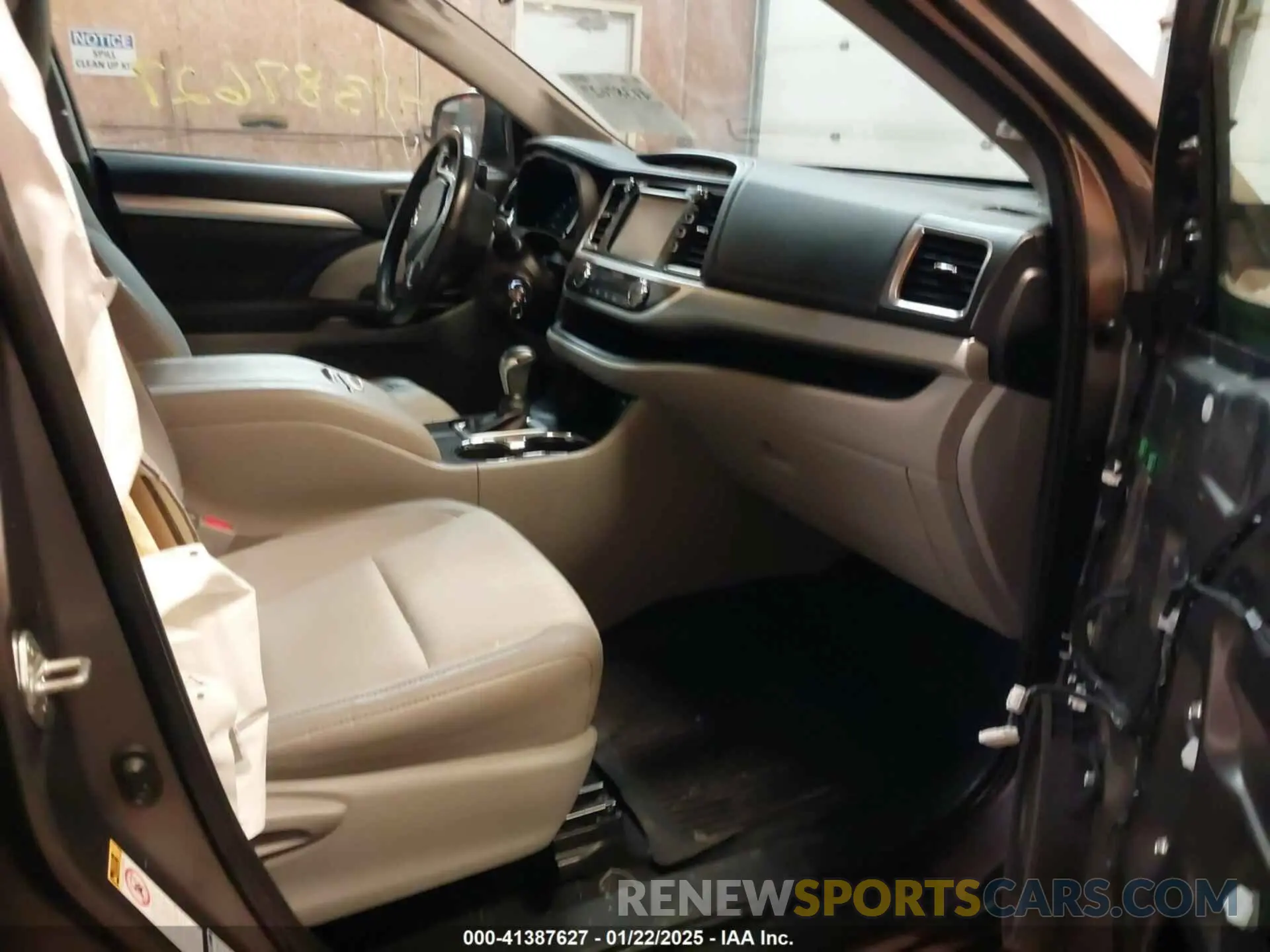 5 Photograph of a damaged car 5TDBZRFH7KS922457 TOYOTA HIGHLANDER 2019