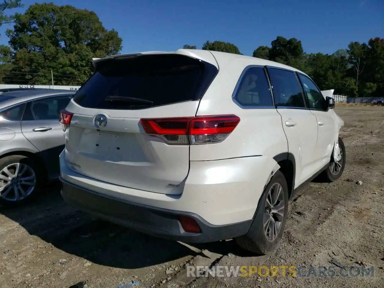 4 Photograph of a damaged car 5TDBZRFH7KS933278 TOYOTA HIGHLANDER 2019