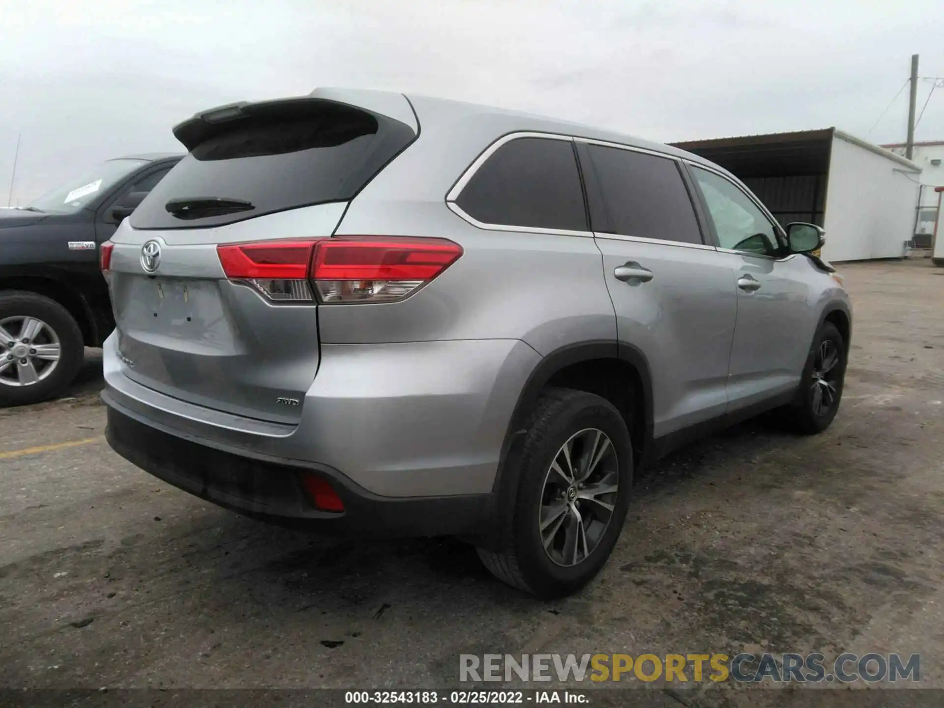 4 Photograph of a damaged car 5TDBZRFH7KS938318 TOYOTA HIGHLANDER 2019