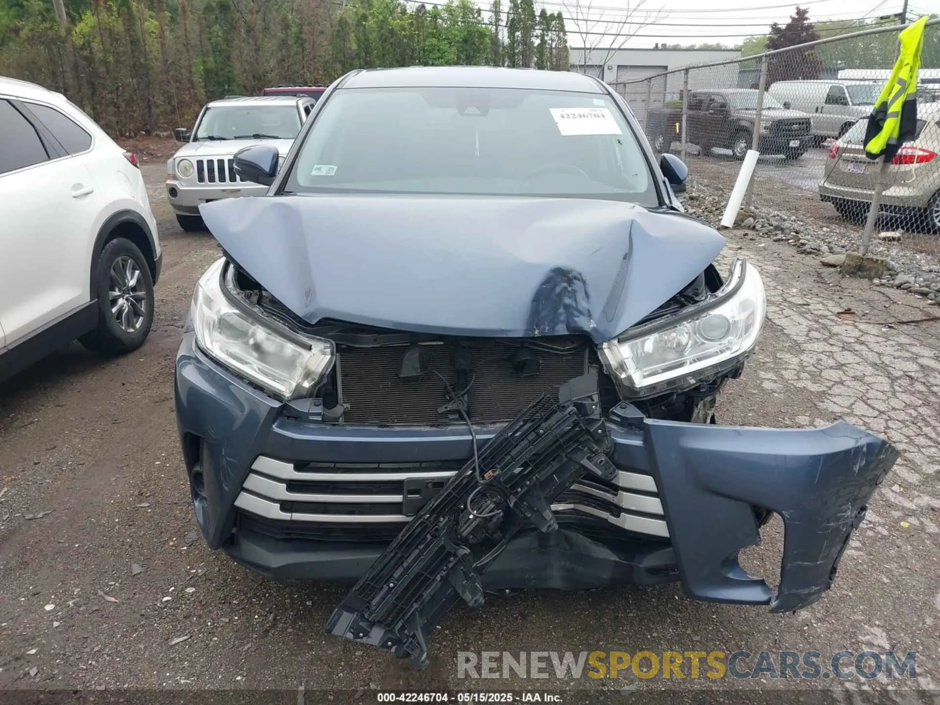 12 Photograph of a damaged car 5TDBZRFH7KS952896 TOYOTA HIGHLANDER 2019
