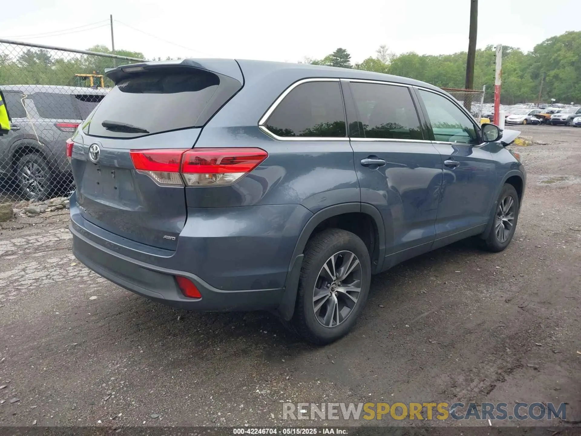 4 Photograph of a damaged car 5TDBZRFH7KS952896 TOYOTA HIGHLANDER 2019