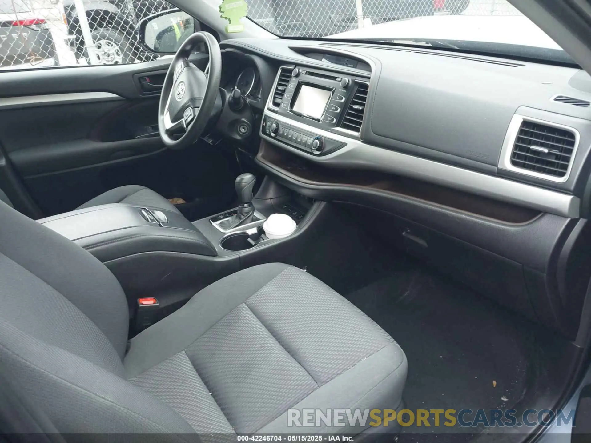 5 Photograph of a damaged car 5TDBZRFH7KS952896 TOYOTA HIGHLANDER 2019