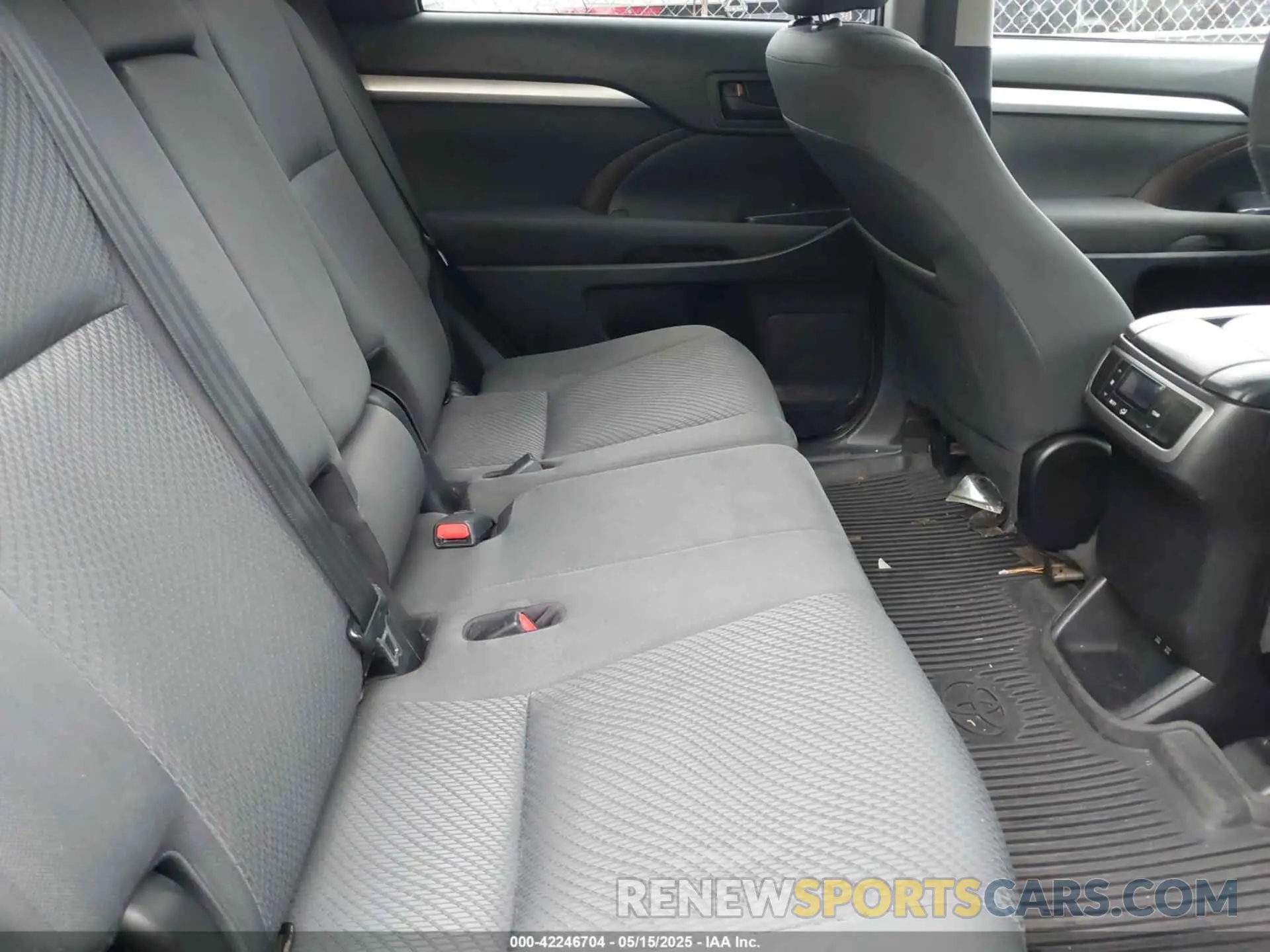 8 Photograph of a damaged car 5TDBZRFH7KS952896 TOYOTA HIGHLANDER 2019