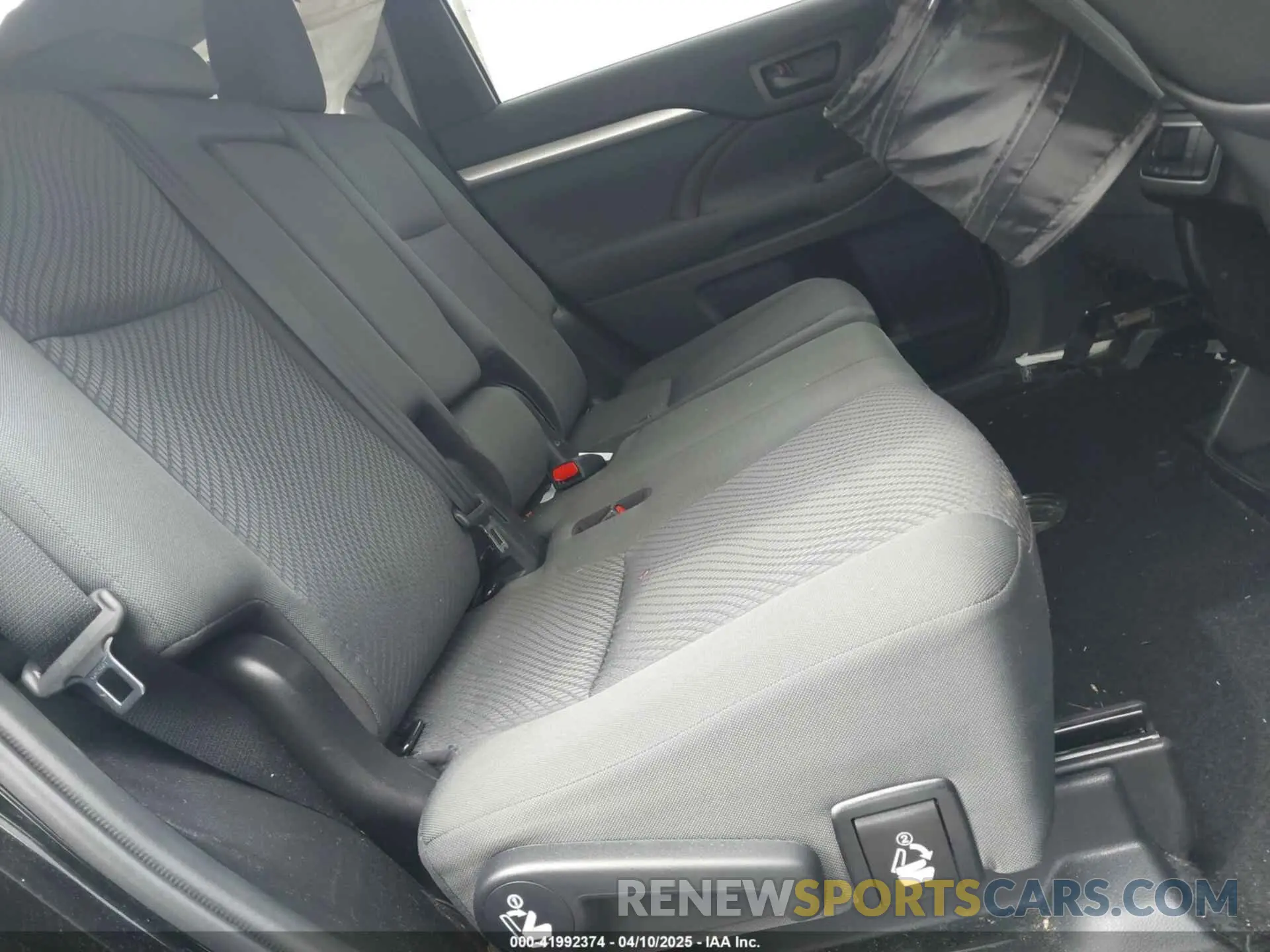 8 Photograph of a damaged car 5TDBZRFH7KS994632 TOYOTA HIGHLANDER 2019