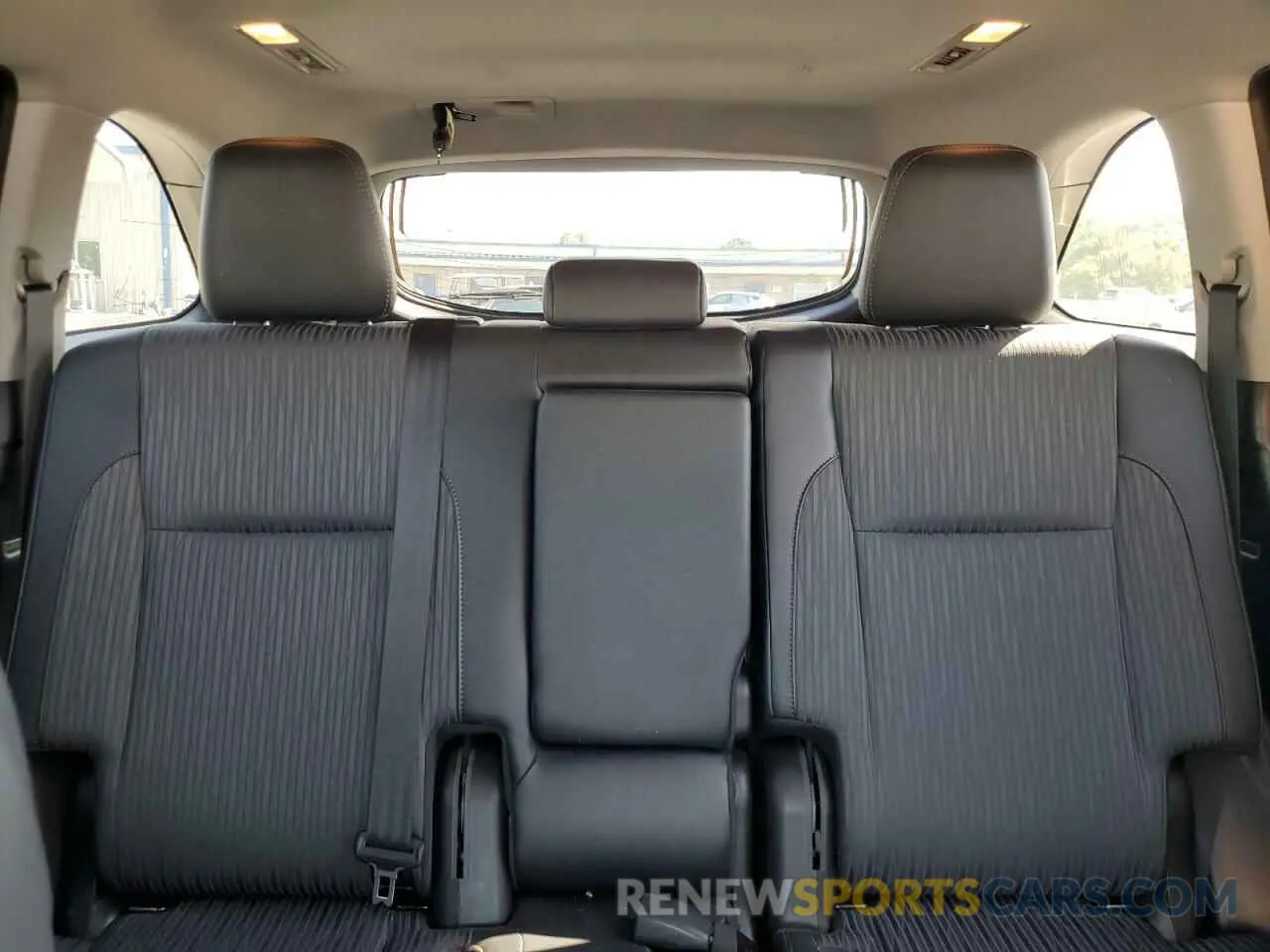 10 Photograph of a damaged car 5TDBZRFH7KS999815 TOYOTA HIGHLANDER 2019