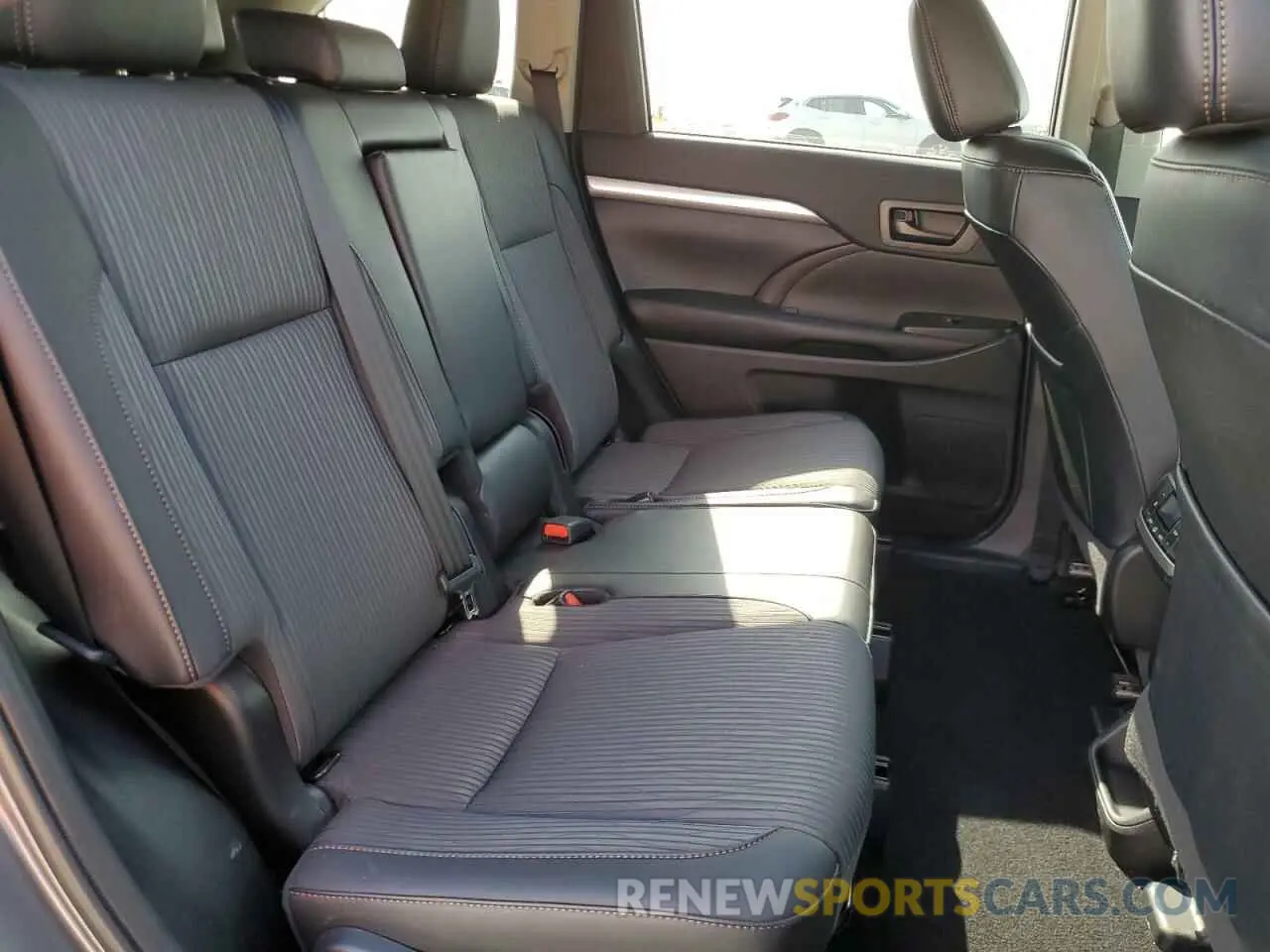 11 Photograph of a damaged car 5TDBZRFH7KS999815 TOYOTA HIGHLANDER 2019