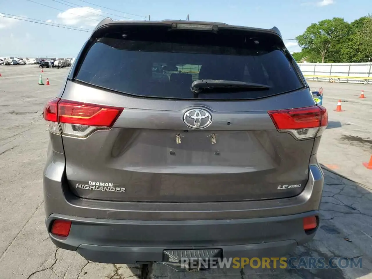 6 Photograph of a damaged car 5TDBZRFH7KS999815 TOYOTA HIGHLANDER 2019