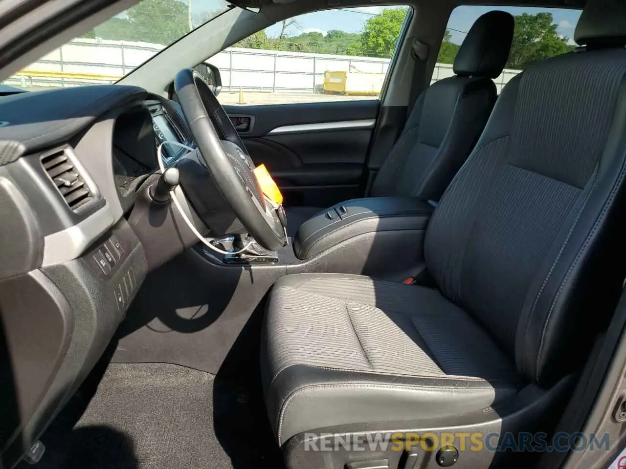 7 Photograph of a damaged car 5TDBZRFH7KS999815 TOYOTA HIGHLANDER 2019
