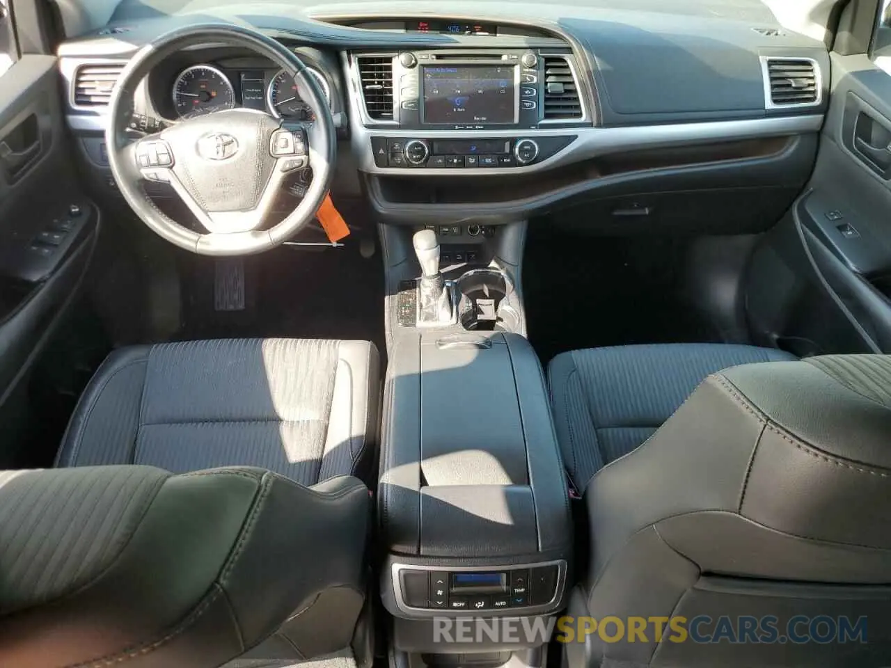 8 Photograph of a damaged car 5TDBZRFH7KS999815 TOYOTA HIGHLANDER 2019