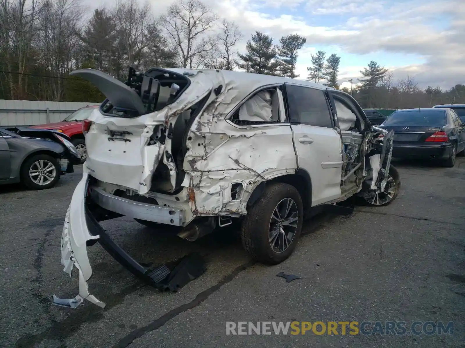 4 Photograph of a damaged car 5TDBZRFH8KS703975 TOYOTA HIGHLANDER 2019