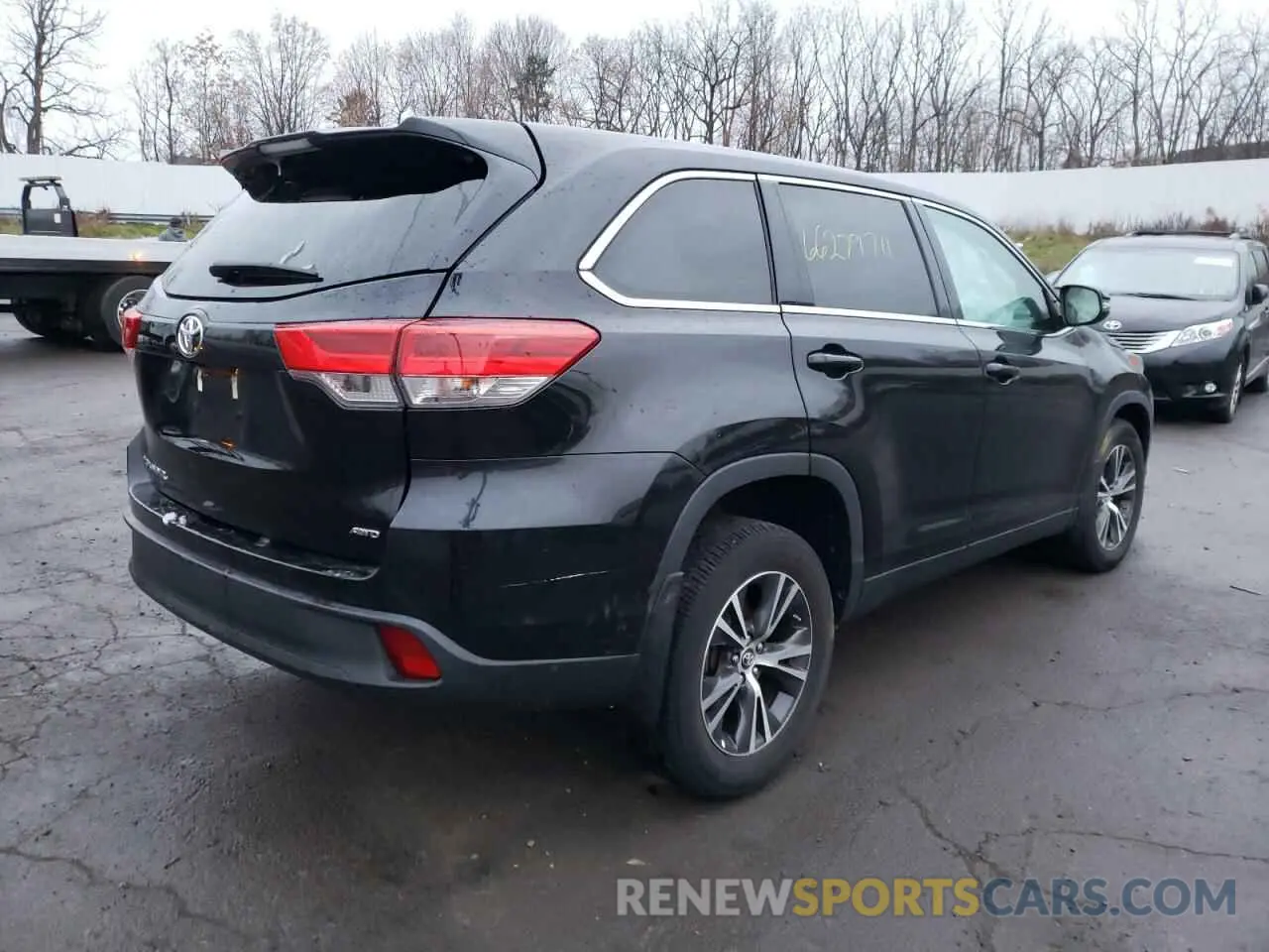 4 Photograph of a damaged car 5TDBZRFH8KS713454 TOYOTA HIGHLANDER 2019