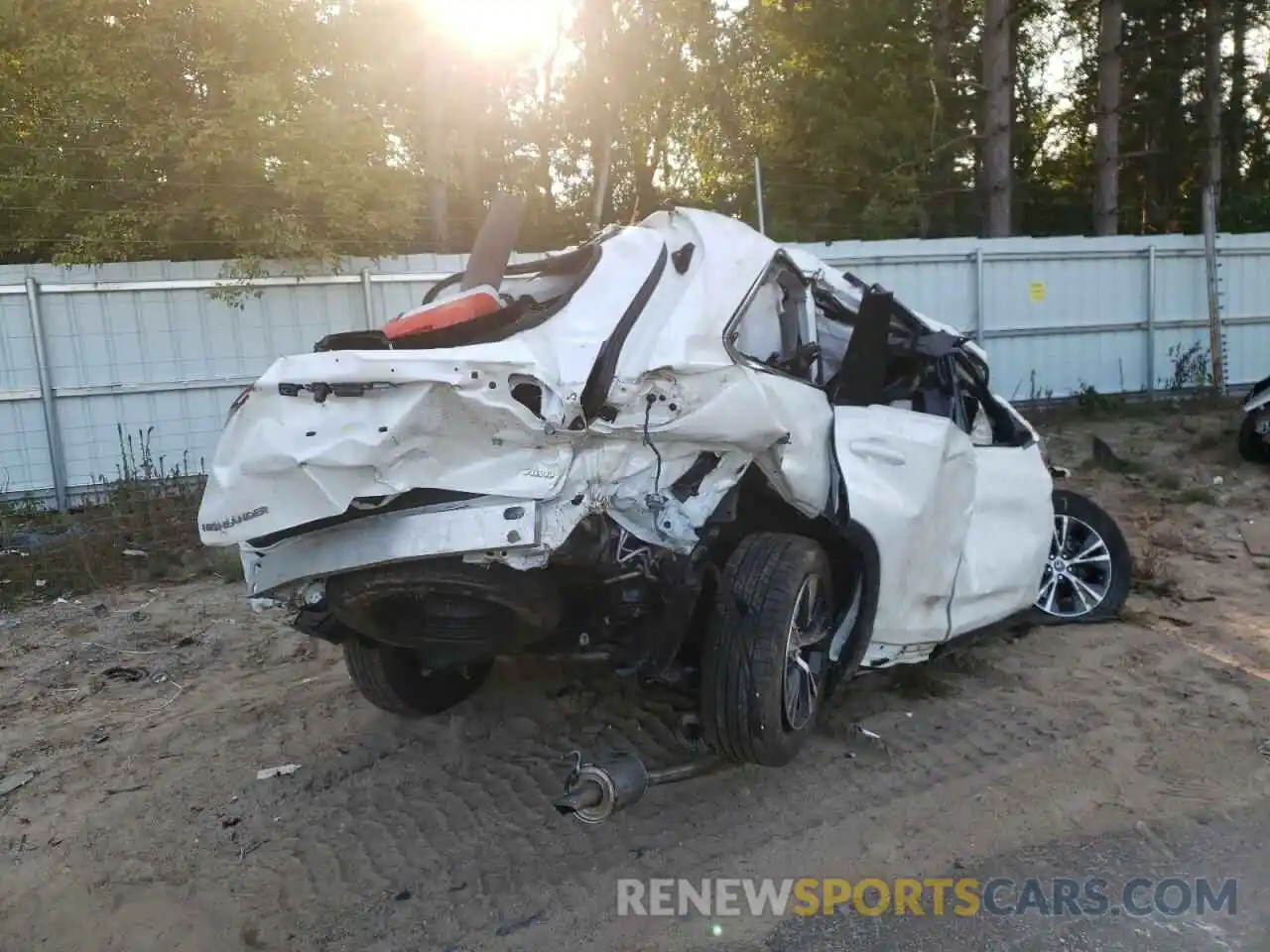 4 Photograph of a damaged car 5TDBZRFH8KS724650 TOYOTA HIGHLANDER 2019