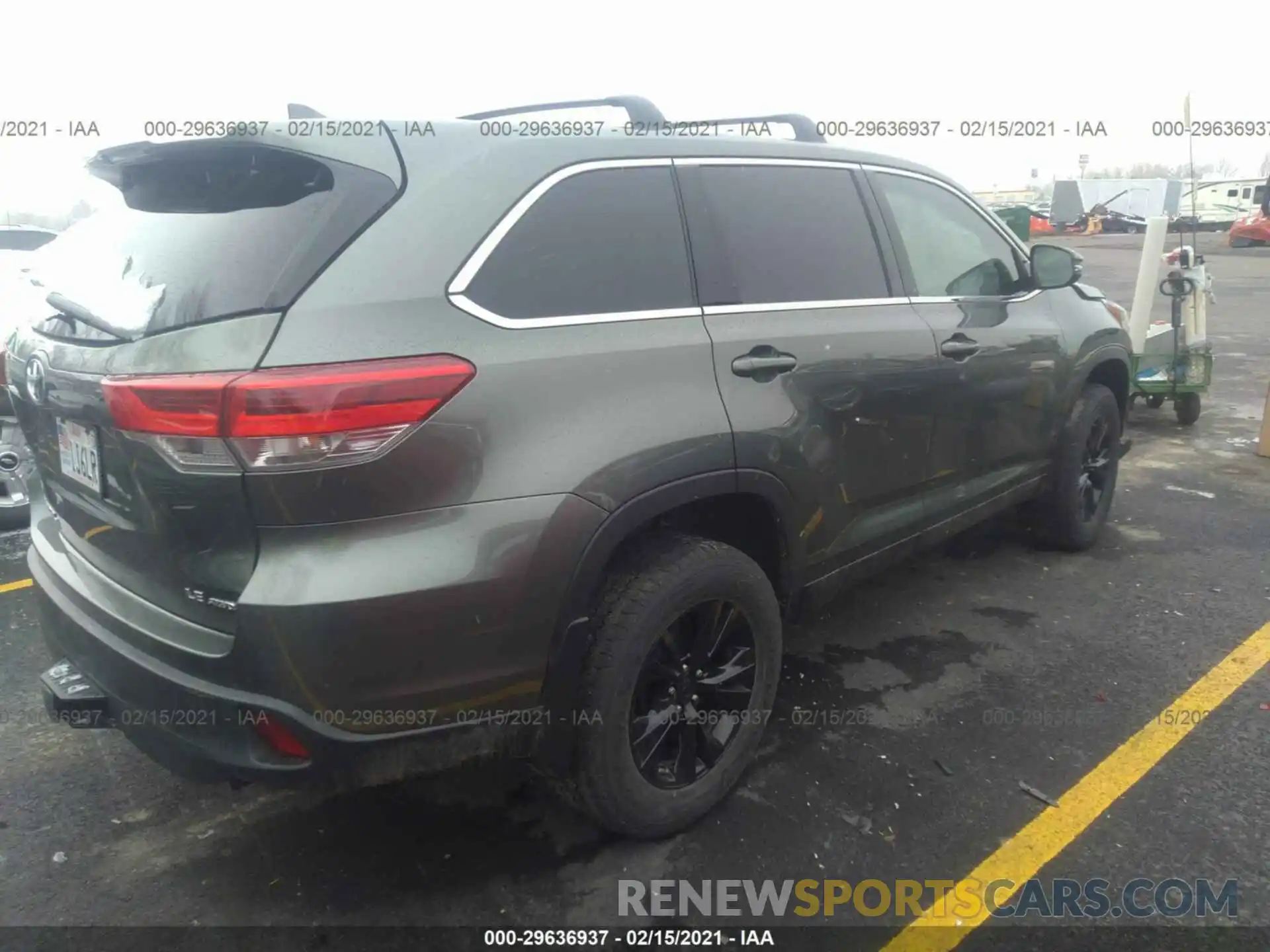 4 Photograph of a damaged car 5TDBZRFH8KS727435 TOYOTA HIGHLANDER 2019