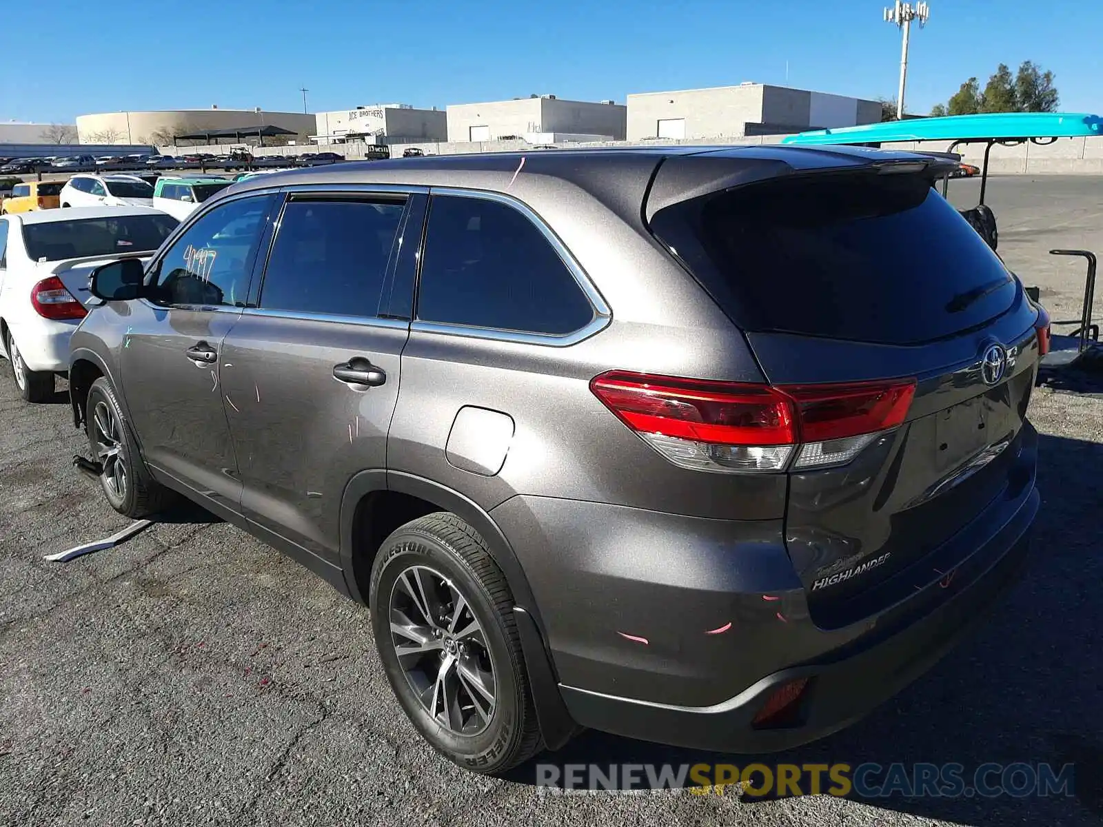 3 Photograph of a damaged car 5TDBZRFH8KS944709 TOYOTA HIGHLANDER 2019