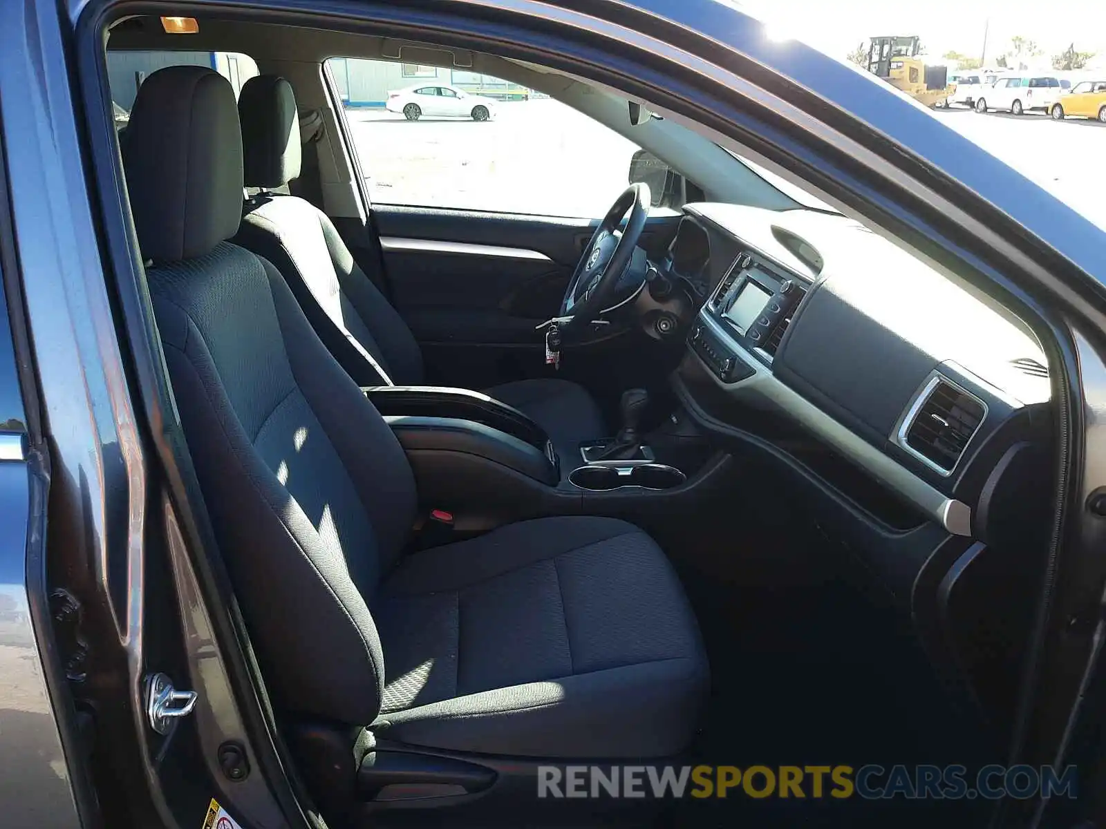 5 Photograph of a damaged car 5TDBZRFH8KS944709 TOYOTA HIGHLANDER 2019