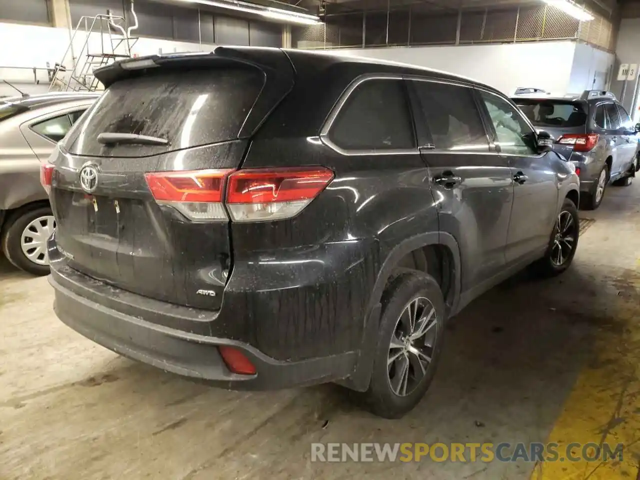 4 Photograph of a damaged car 5TDBZRFH8KS964443 TOYOTA HIGHLANDER 2019