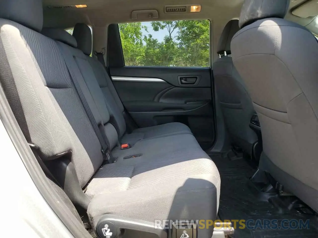 11 Photograph of a damaged car 5TDBZRFH8KS972395 TOYOTA HIGHLANDER 2019