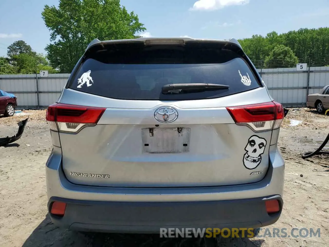 6 Photograph of a damaged car 5TDBZRFH8KS972395 TOYOTA HIGHLANDER 2019