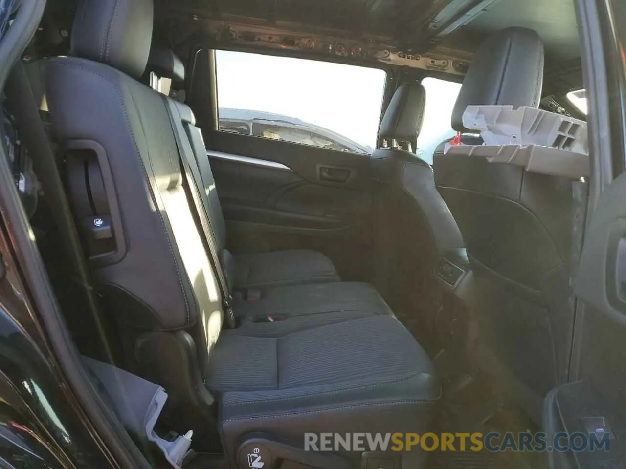 11 Photograph of a damaged car 5TDBZRFH8KS975393 TOYOTA HIGHLANDER 2019