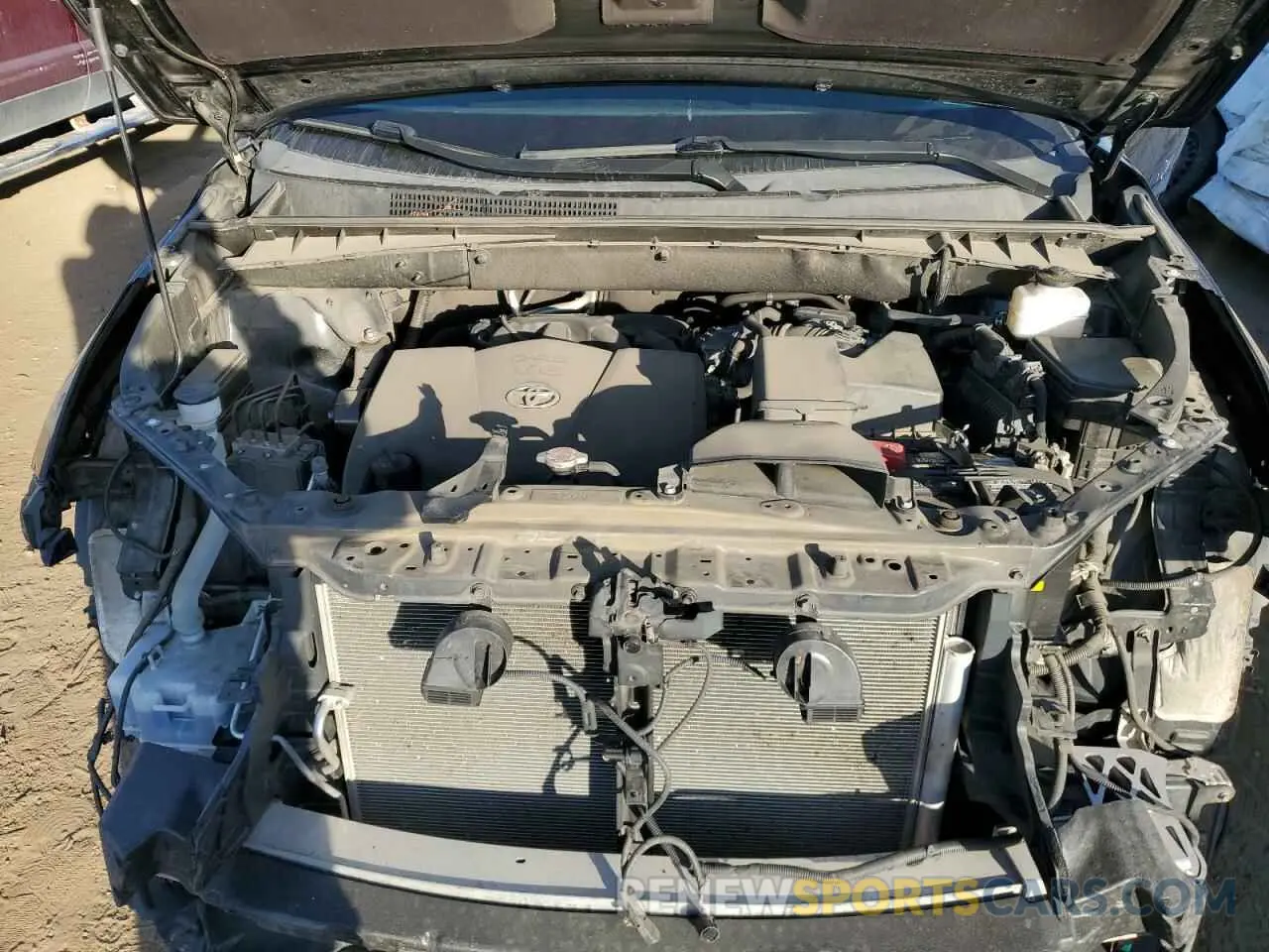 12 Photograph of a damaged car 5TDBZRFH8KS975393 TOYOTA HIGHLANDER 2019