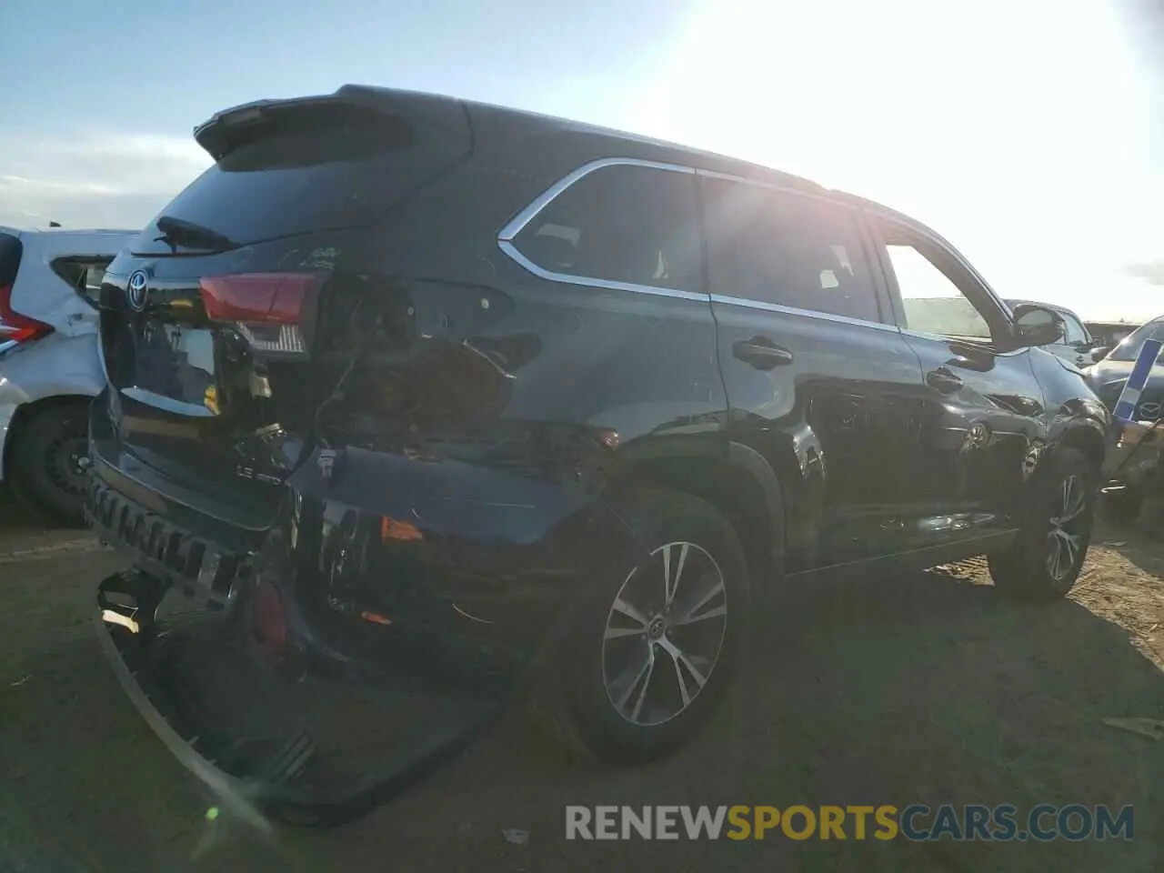 3 Photograph of a damaged car 5TDBZRFH8KS975393 TOYOTA HIGHLANDER 2019