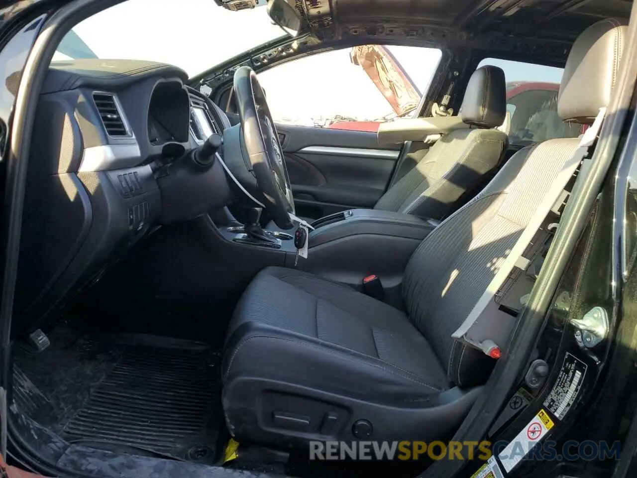 7 Photograph of a damaged car 5TDBZRFH8KS975393 TOYOTA HIGHLANDER 2019