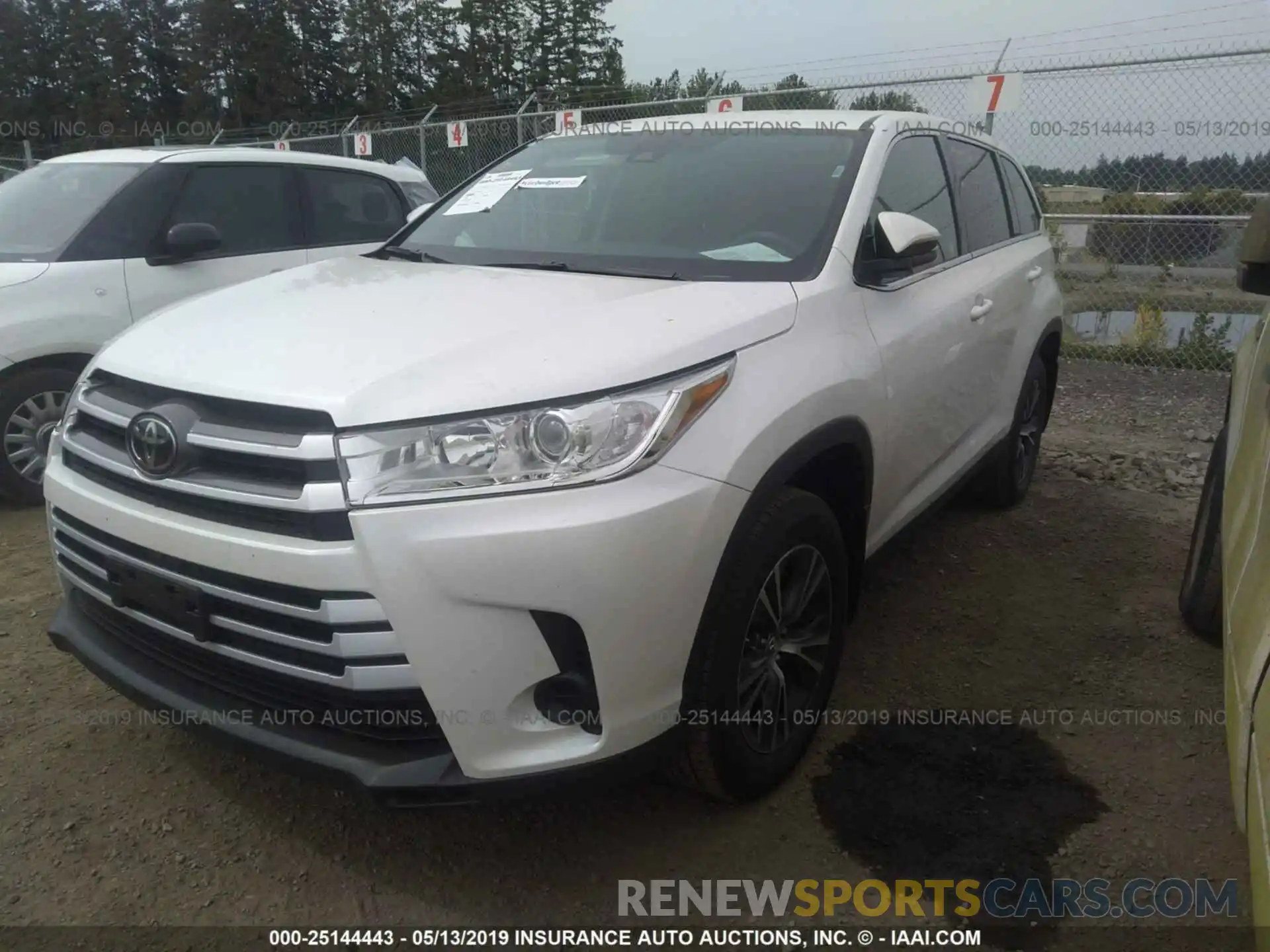 2 Photograph of a damaged car 5TDBZRFH8KS977905 TOYOTA HIGHLANDER 2019