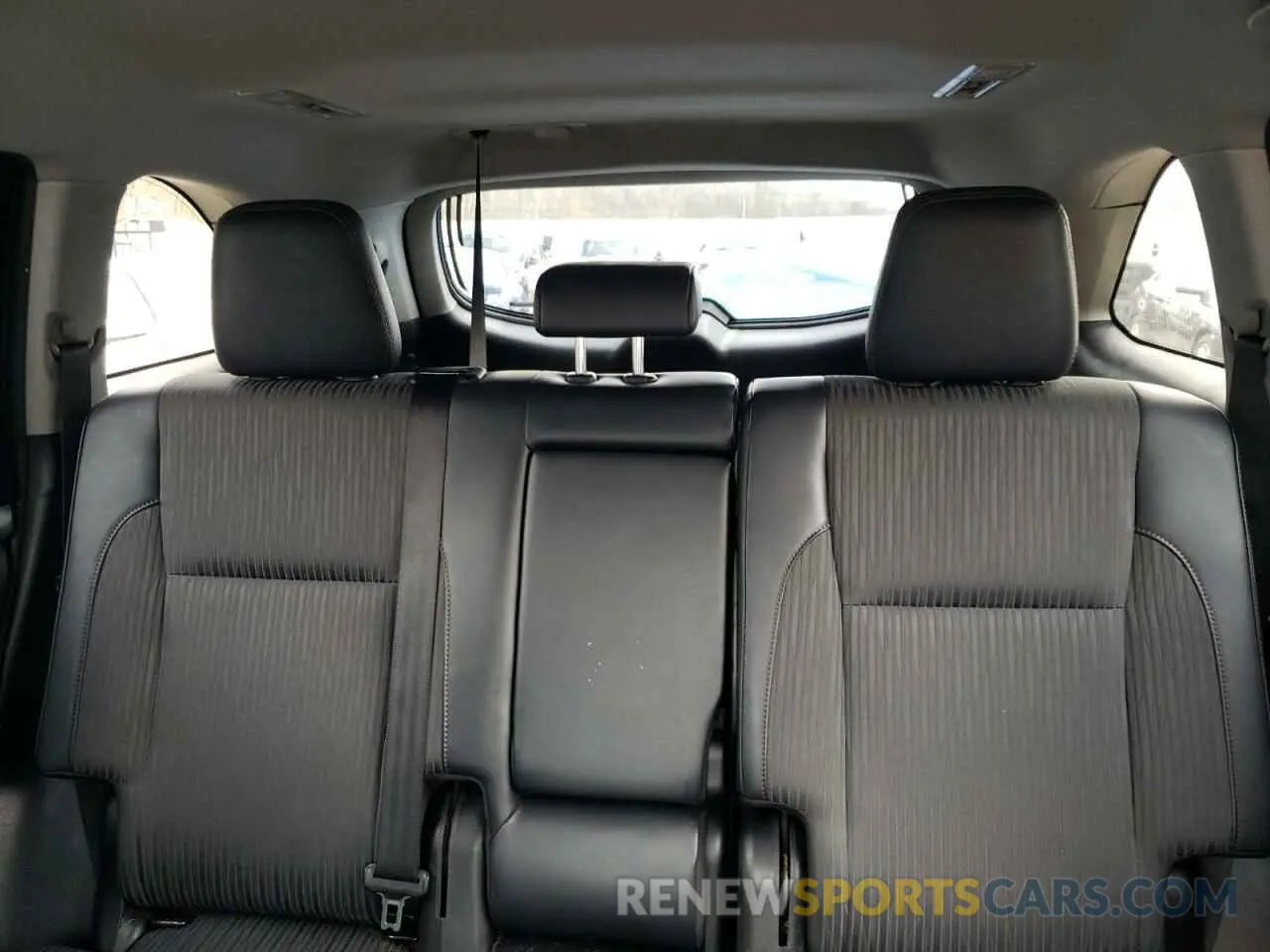 10 Photograph of a damaged car 5TDBZRFH8KS982425 TOYOTA HIGHLANDER 2019