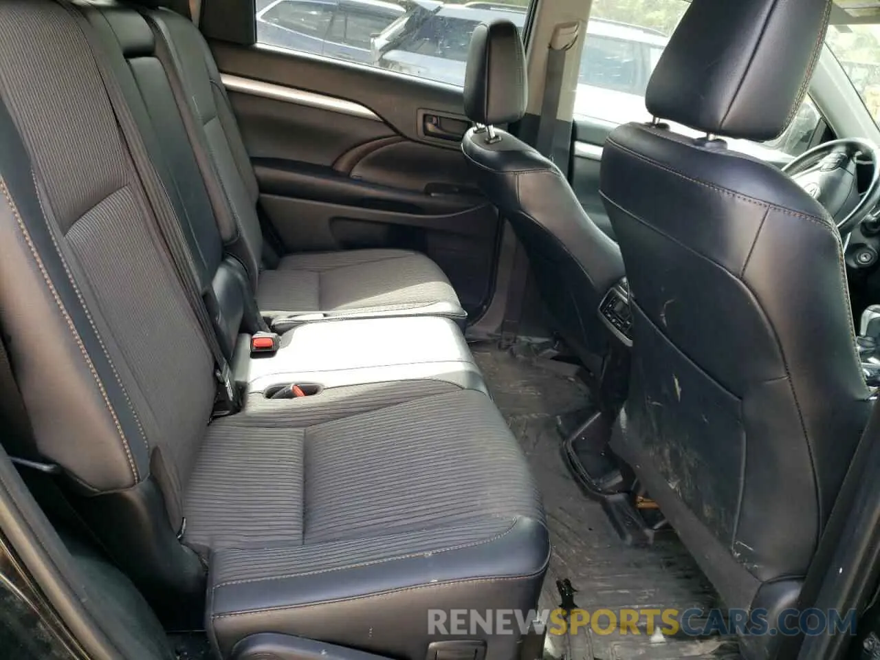 11 Photograph of a damaged car 5TDBZRFH8KS982425 TOYOTA HIGHLANDER 2019