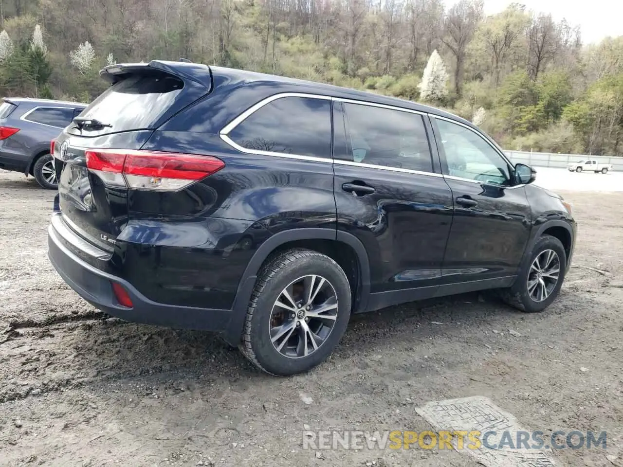 3 Photograph of a damaged car 5TDBZRFH8KS982425 TOYOTA HIGHLANDER 2019