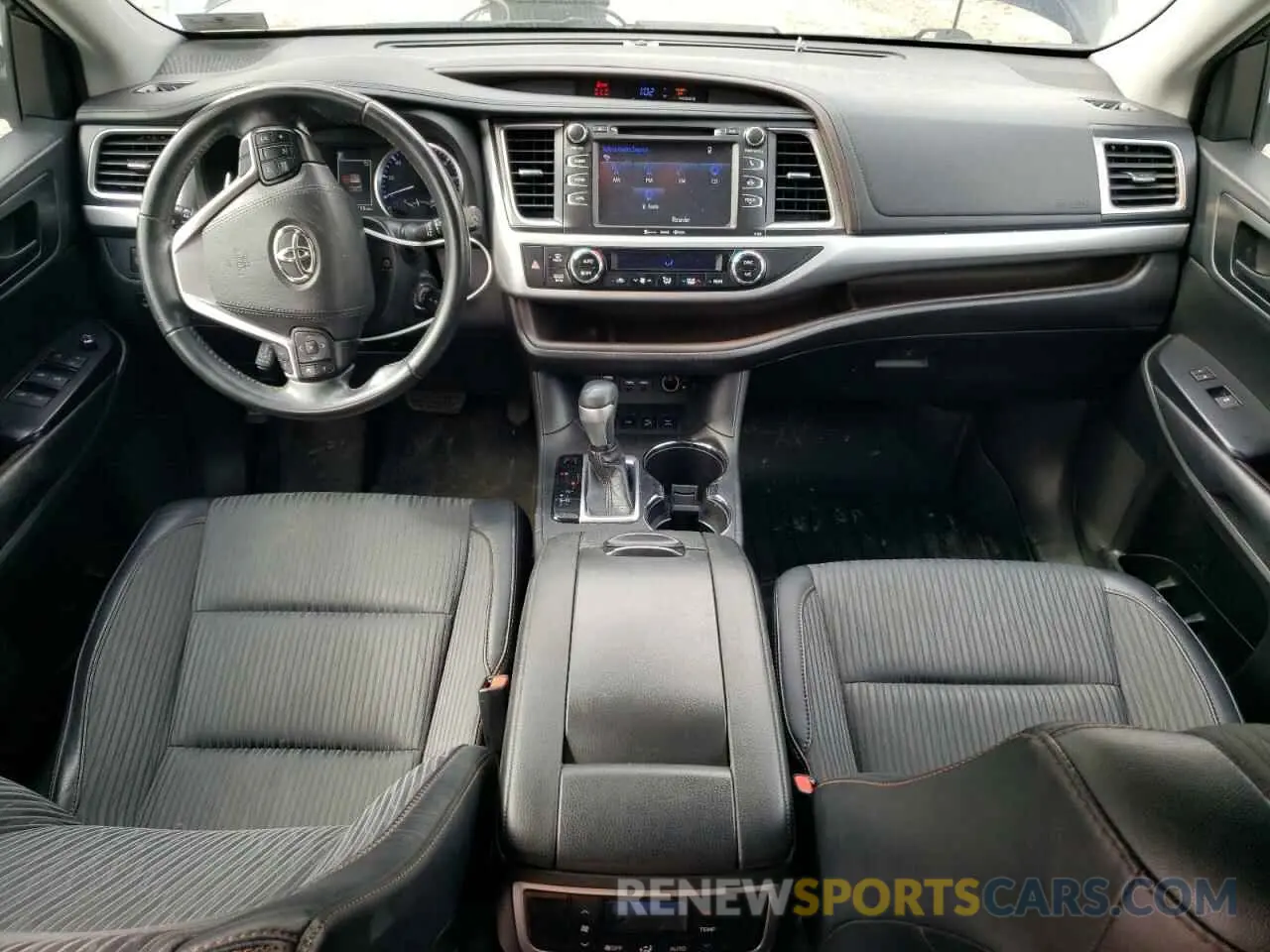 8 Photograph of a damaged car 5TDBZRFH8KS982425 TOYOTA HIGHLANDER 2019