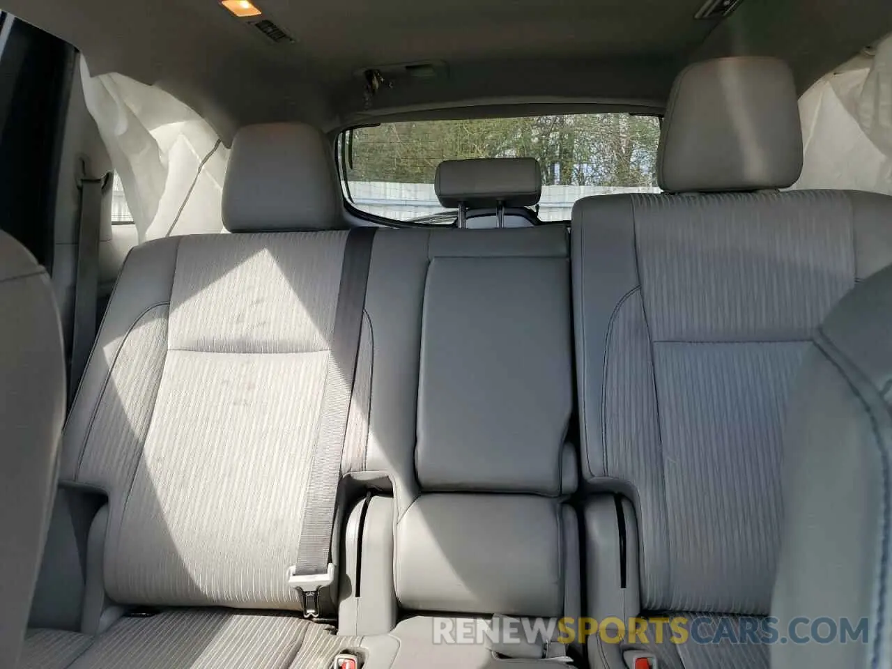 10 Photograph of a damaged car 5TDBZRFH8KS992145 TOYOTA HIGHLANDER 2019