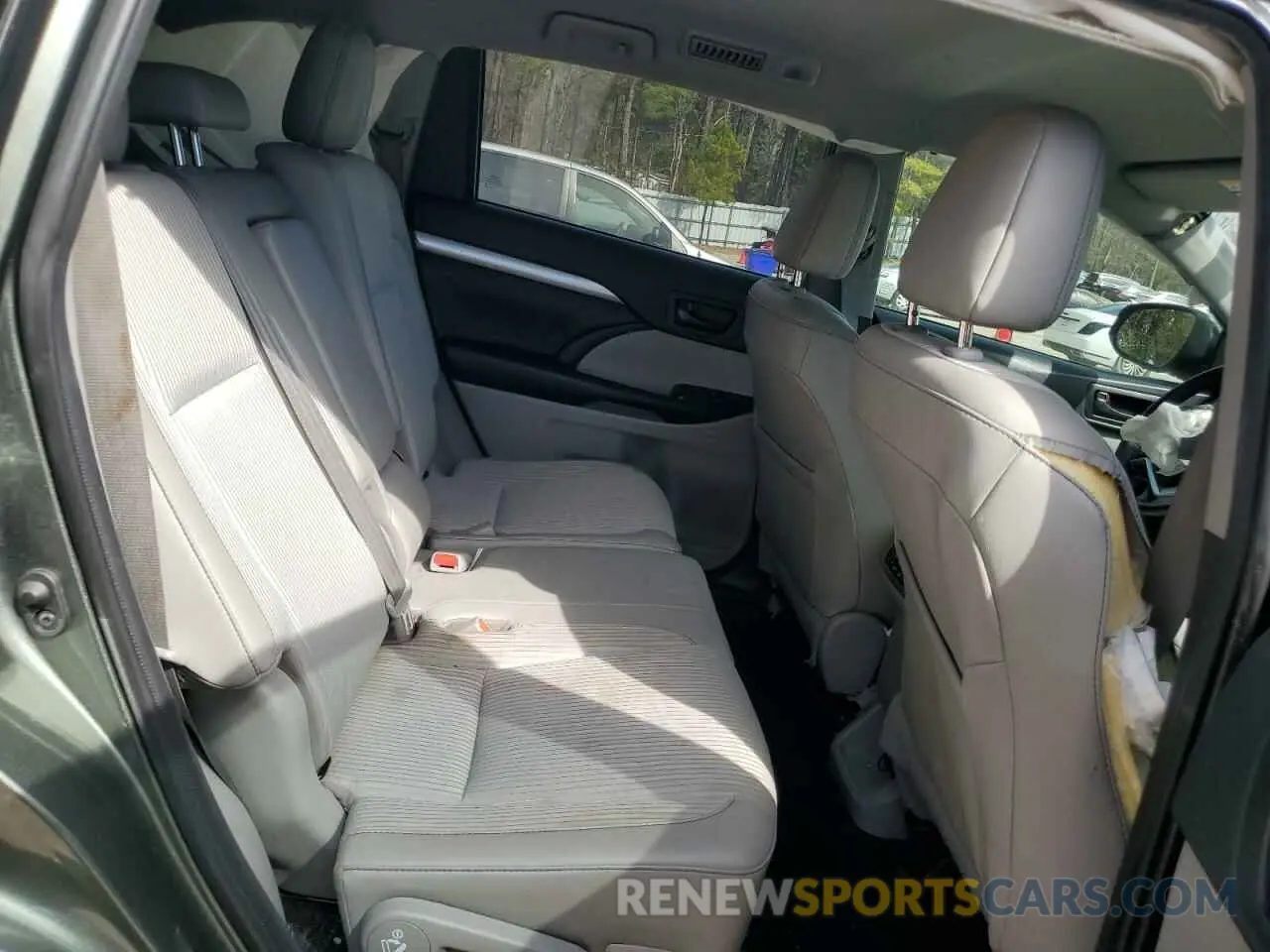 11 Photograph of a damaged car 5TDBZRFH8KS992145 TOYOTA HIGHLANDER 2019