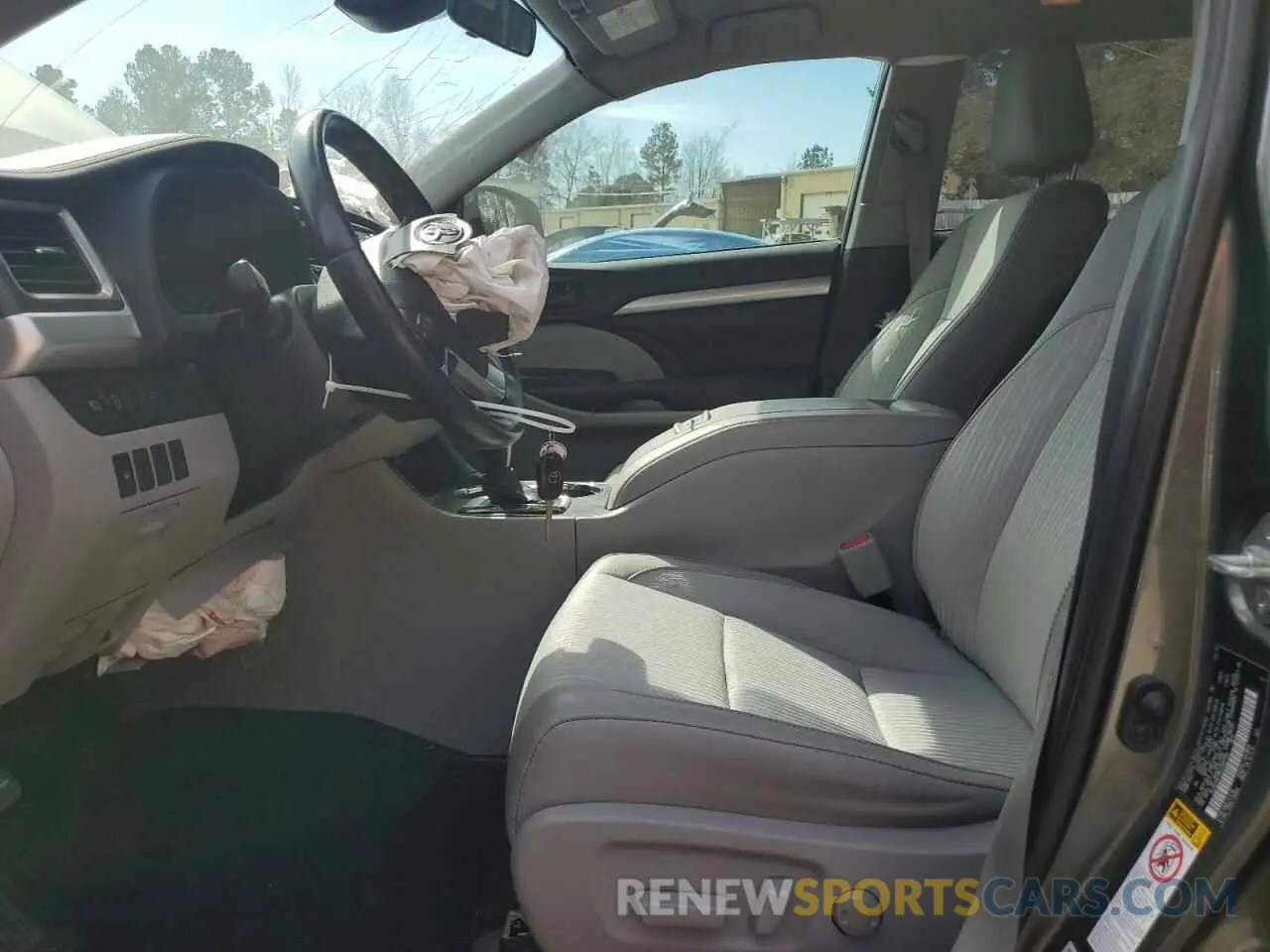 7 Photograph of a damaged car 5TDBZRFH8KS992145 TOYOTA HIGHLANDER 2019