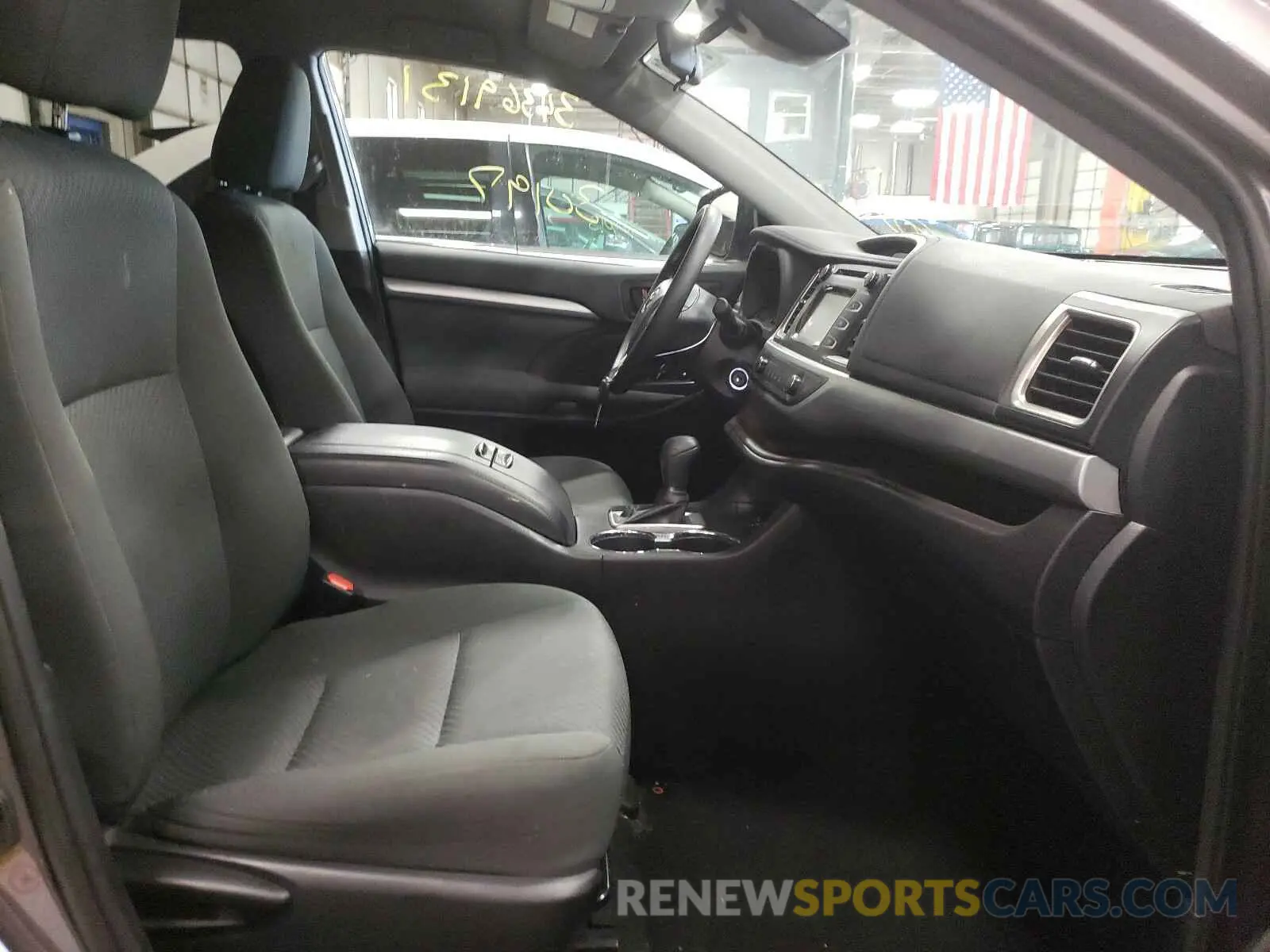 5 Photograph of a damaged car 5TDBZRFH9KS702981 TOYOTA HIGHLANDER 2019