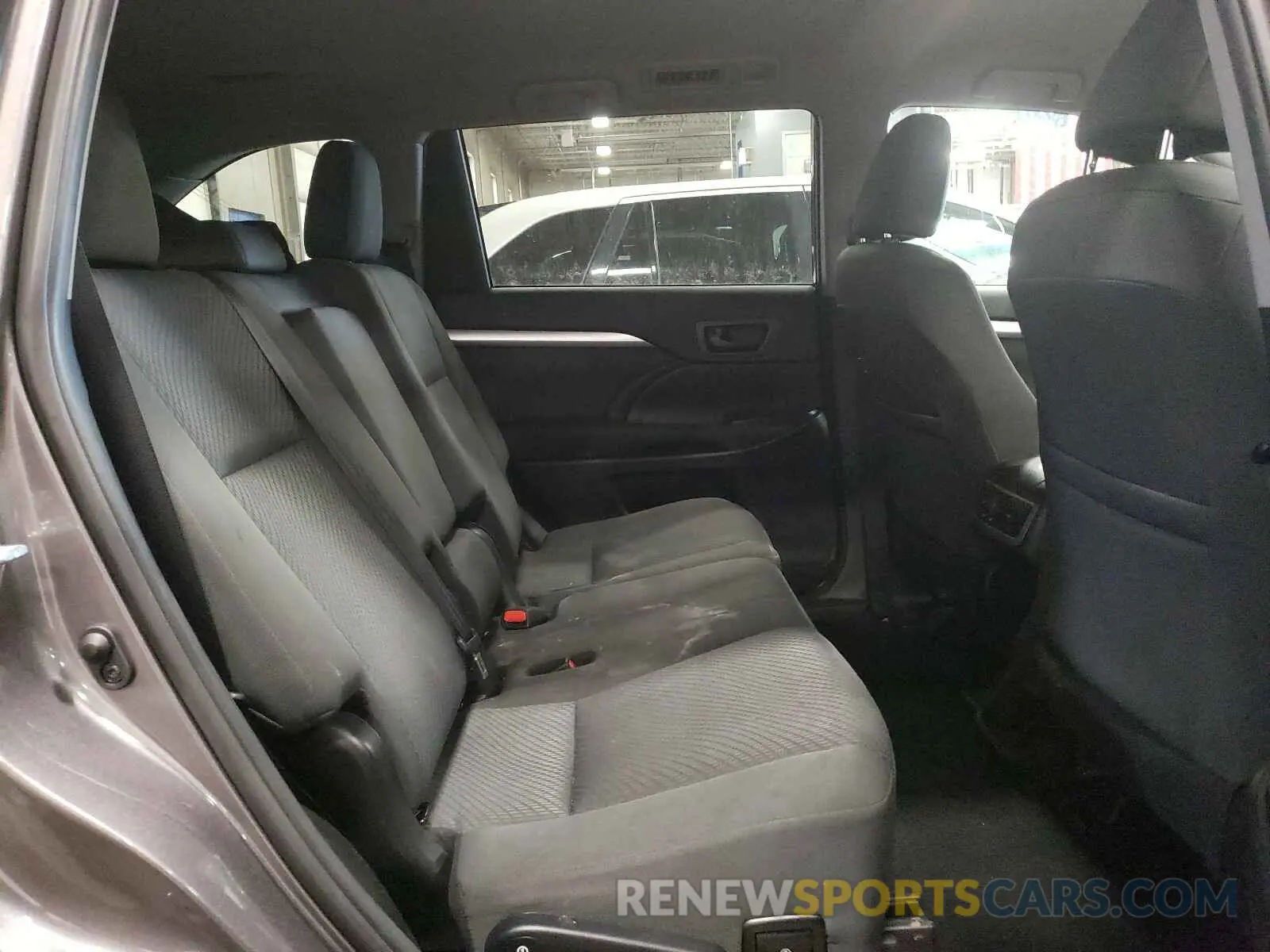 6 Photograph of a damaged car 5TDBZRFH9KS702981 TOYOTA HIGHLANDER 2019