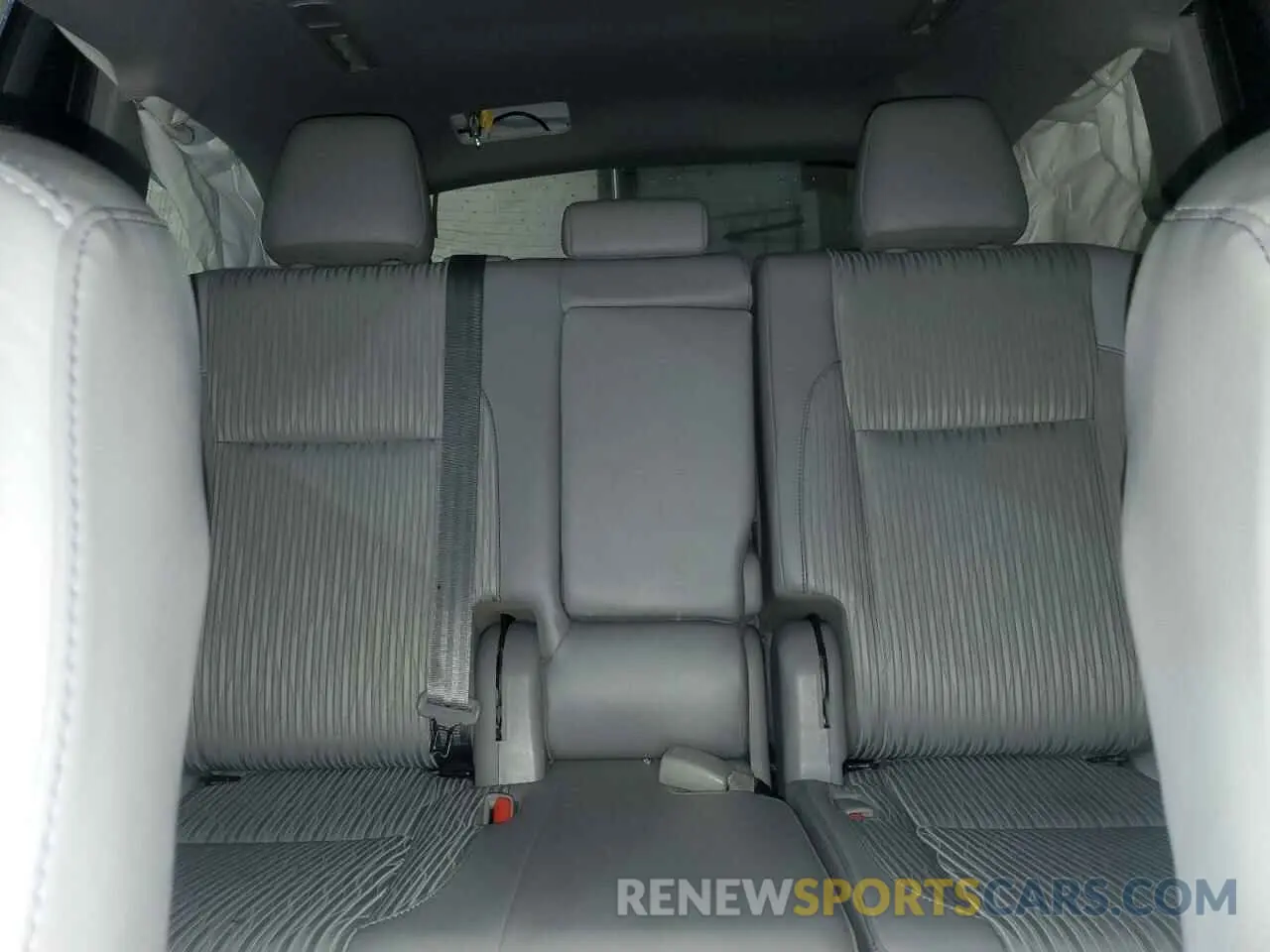 10 Photograph of a damaged car 5TDBZRFH9KS708649 TOYOTA HIGHLANDER 2019