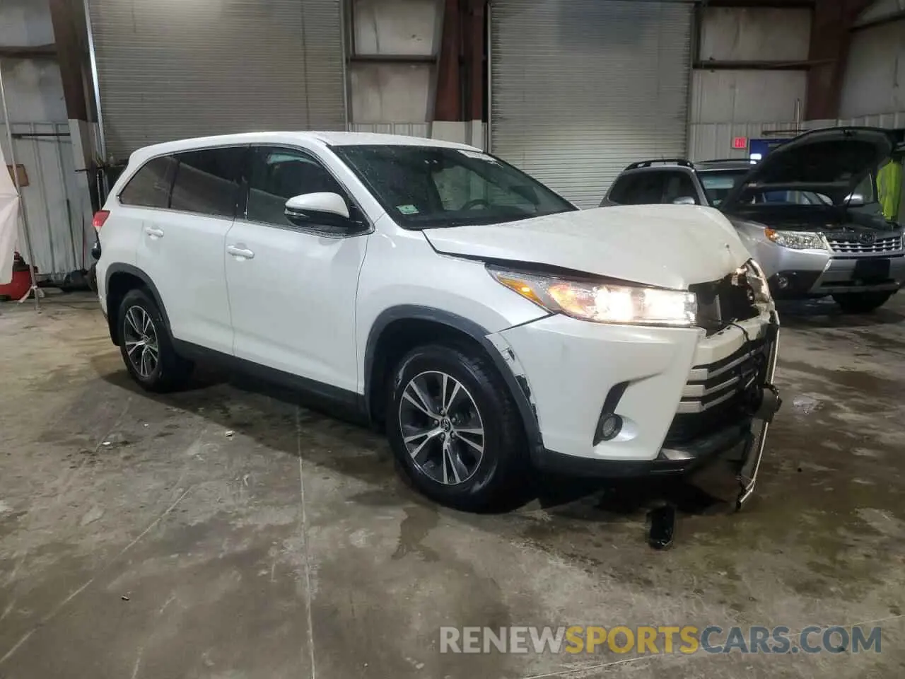 4 Photograph of a damaged car 5TDBZRFH9KS708649 TOYOTA HIGHLANDER 2019
