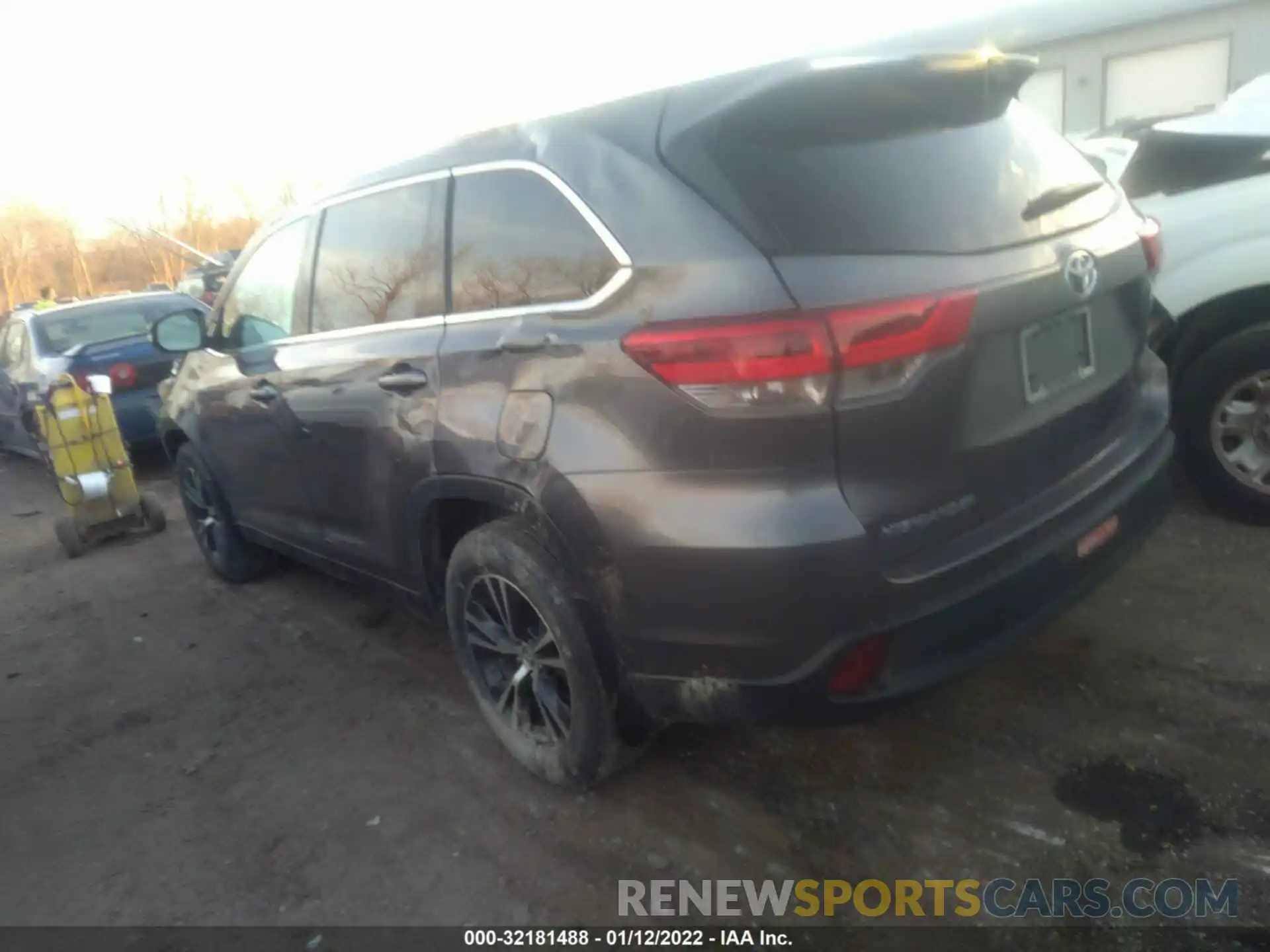 3 Photograph of a damaged car 5TDBZRFH9KS721594 TOYOTA HIGHLANDER 2019