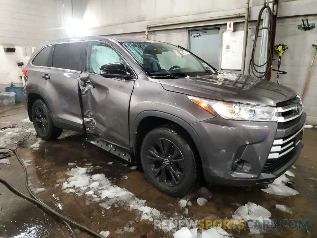 4 Photograph of a damaged car 5TDBZRFH9KS744003 TOYOTA HIGHLANDER 2019