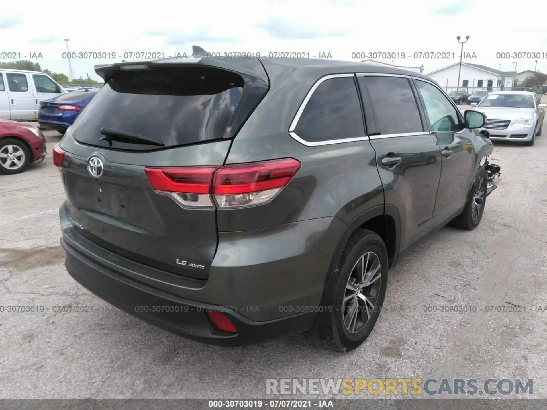 4 Photograph of a damaged car 5TDBZRFH9KS917681 TOYOTA HIGHLANDER 2019