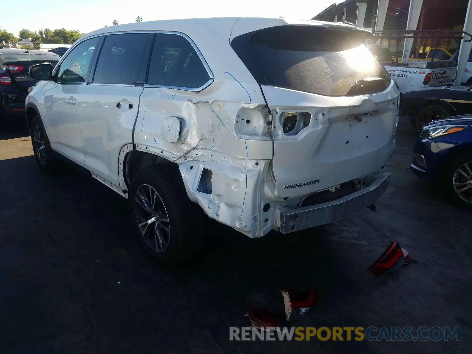 3 Photograph of a damaged car 5TDBZRFH9KS923867 TOYOTA HIGHLANDER 2019