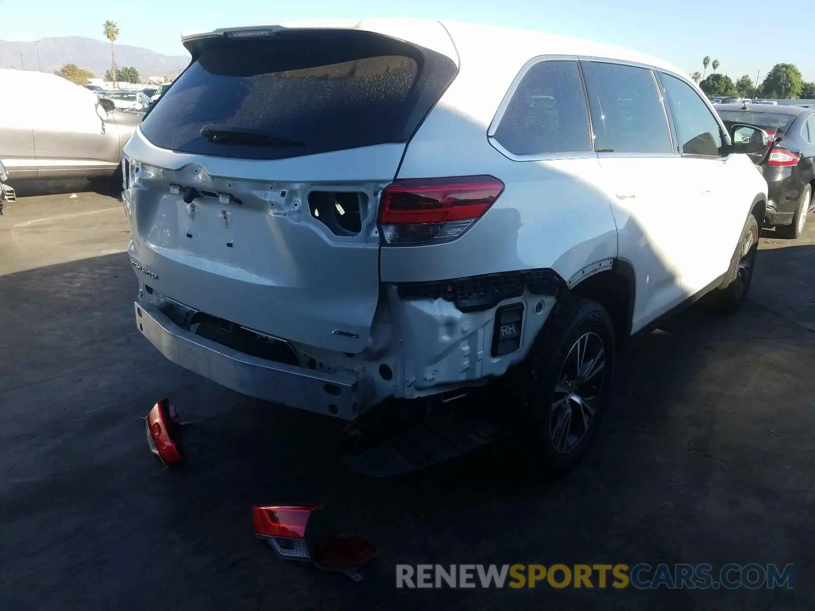 4 Photograph of a damaged car 5TDBZRFH9KS923867 TOYOTA HIGHLANDER 2019