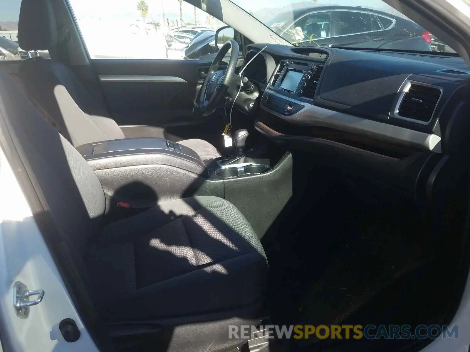 5 Photograph of a damaged car 5TDBZRFH9KS923867 TOYOTA HIGHLANDER 2019