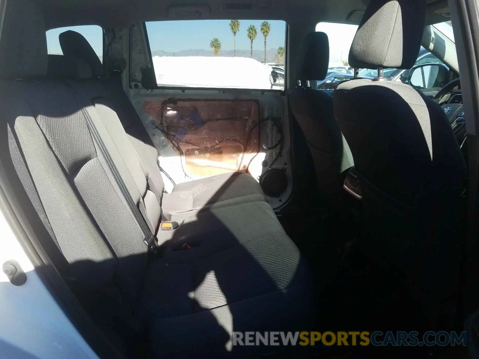 6 Photograph of a damaged car 5TDBZRFH9KS923867 TOYOTA HIGHLANDER 2019